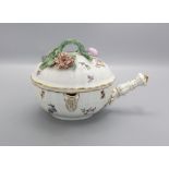 Kasserolle mit aufgelegten Blüten / A casserole with encrusted flowers, Meissen, um 1740