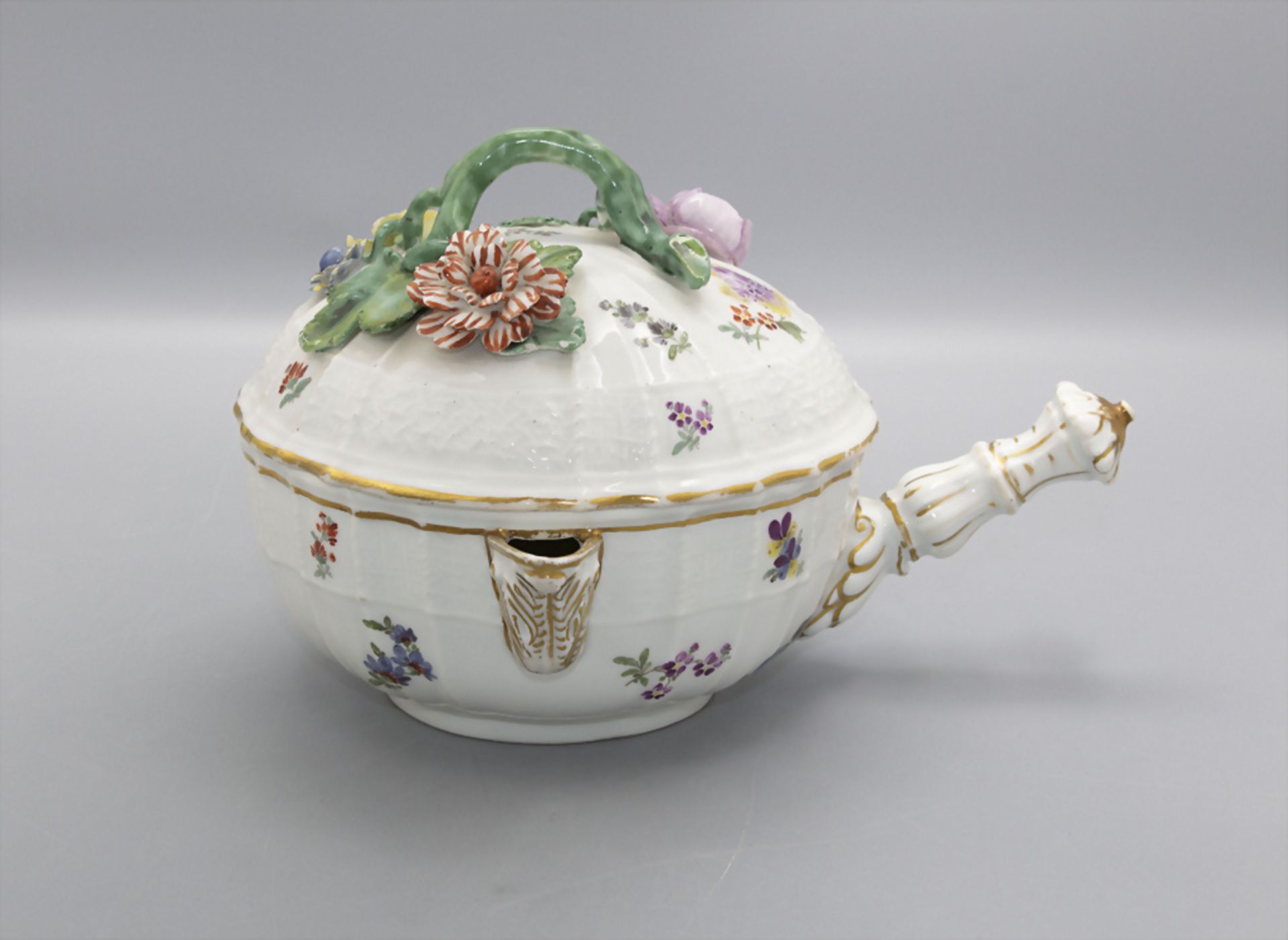 Kasserolle mit aufgelegten Blüten / A casserole with encrusted flowers, Meissen, um 1740