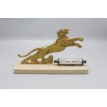 Art Déco Bronzelöwe mit Tischkalender / An Art Deco bronze lion with a desk calendar, ...