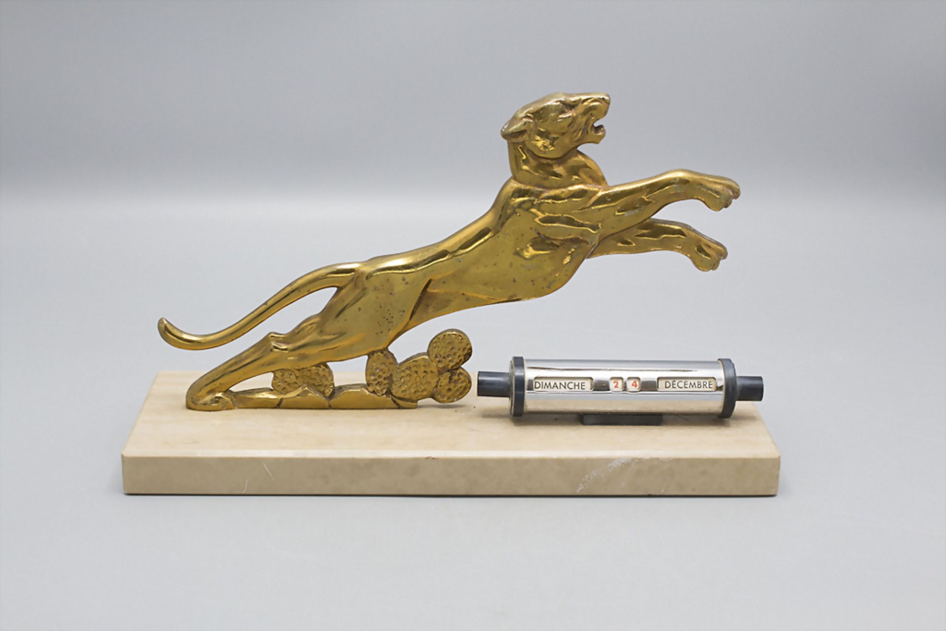 Art Déco Bronzelöwe mit Tischkalender / An Art Deco bronze lion with a desk calendar, ...