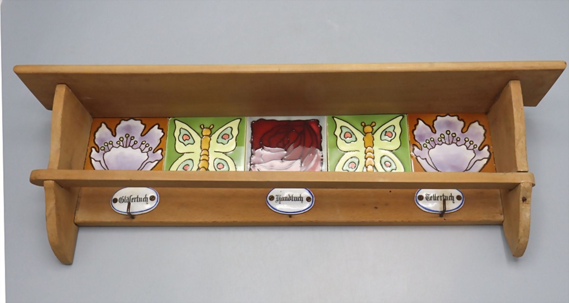 Hängeregal mit Jugendstilfliesen / A hanging shelf with Art Noveau tiles, um 1900