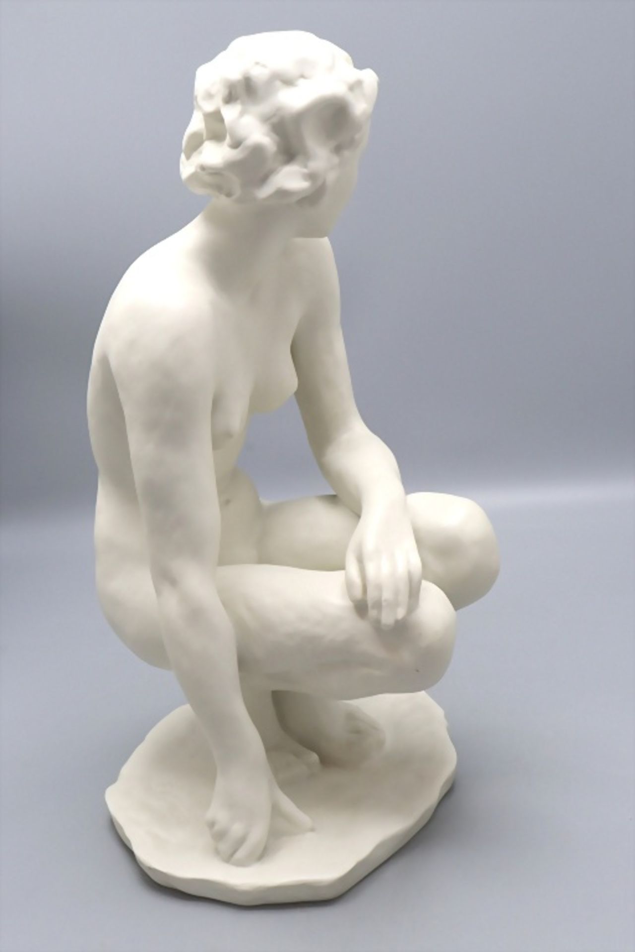 Porzellanfigur 'Die Hockende' / A porcelain figure of 'A crouching woman', Fritz Klimsch, ... - Bild 5 aus 8