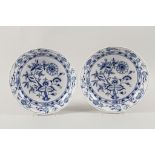 Paar Zwiebelmuster Gemüseschalen / A pair of serving bowls with onion pattern, Meissen, 2. ...
