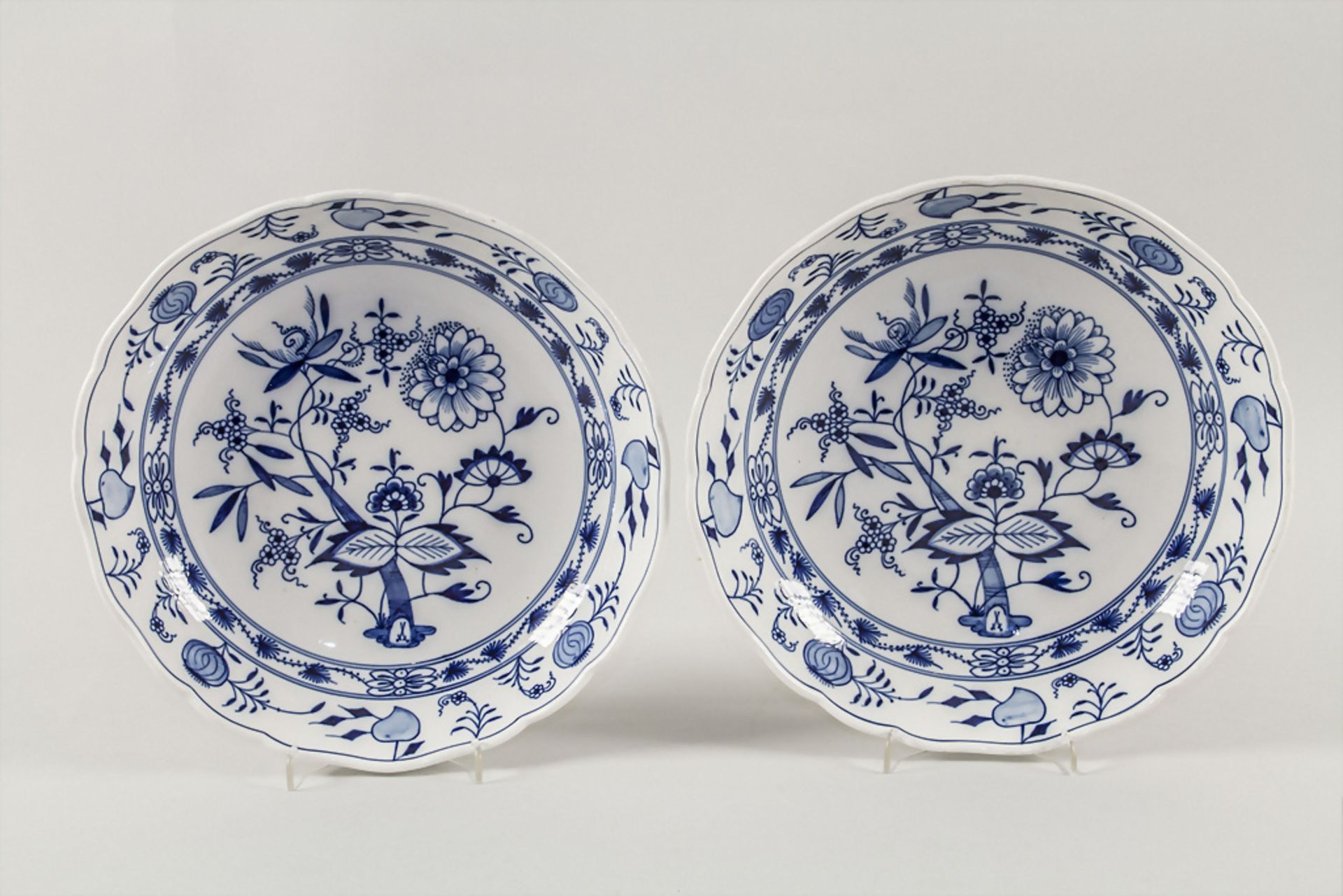 Paar Zwiebelmuster Gemüseschalen / A pair of serving bowls with onion pattern, Meissen, 2. ...