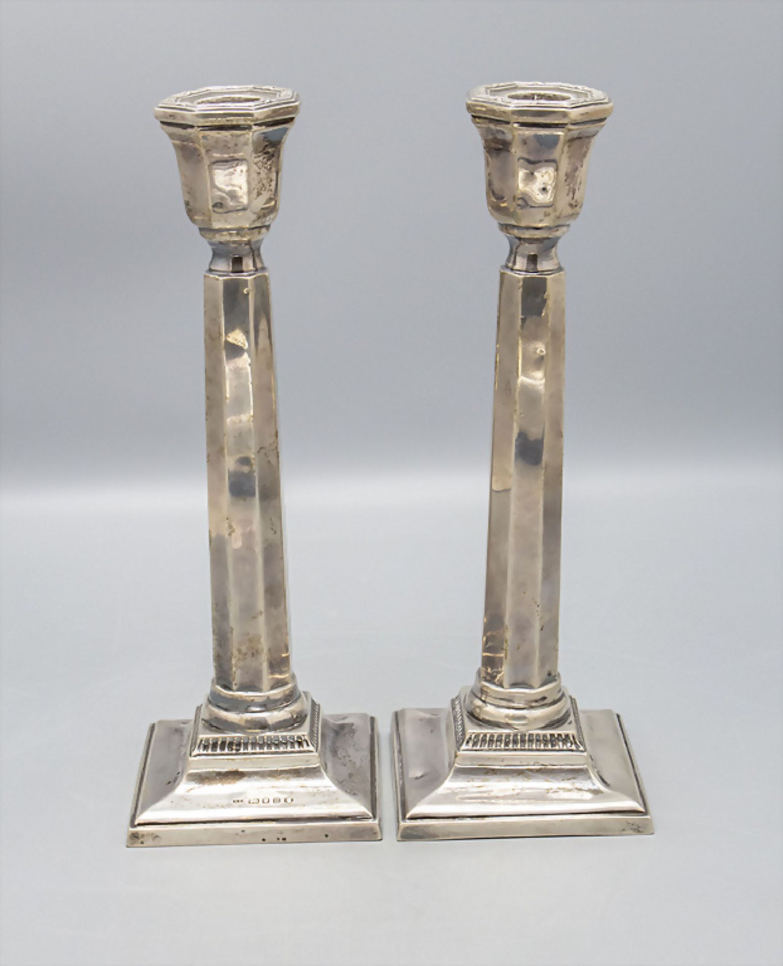 Paar Kerzenleuchter / A pair of silver candleholders, Morris Salkind, London, 1935