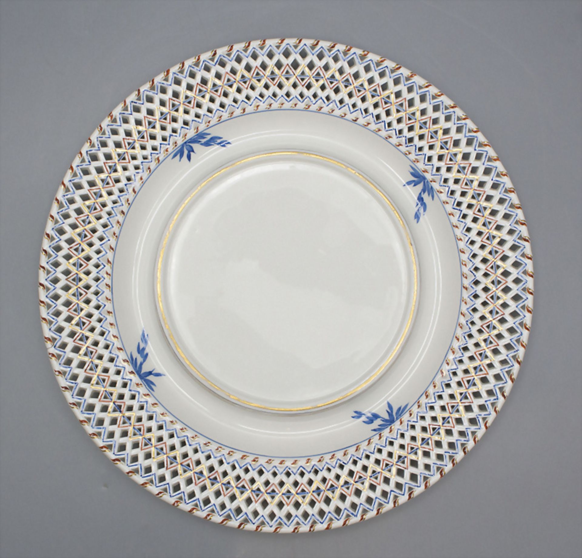 Filigrane Obstschale auf Presentoir / A delicate fruit bowl and plate, Wien, 1800 - Image 4 of 6