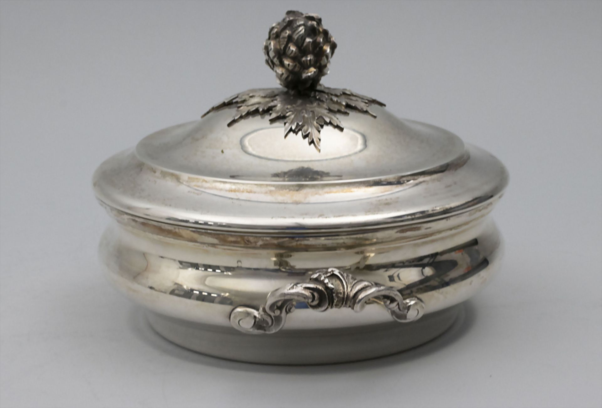 Legumier / Wöchnerinnenschüssel / A silver vegetable tureen cover, Paris, um 1890 - Bild 2 aus 9