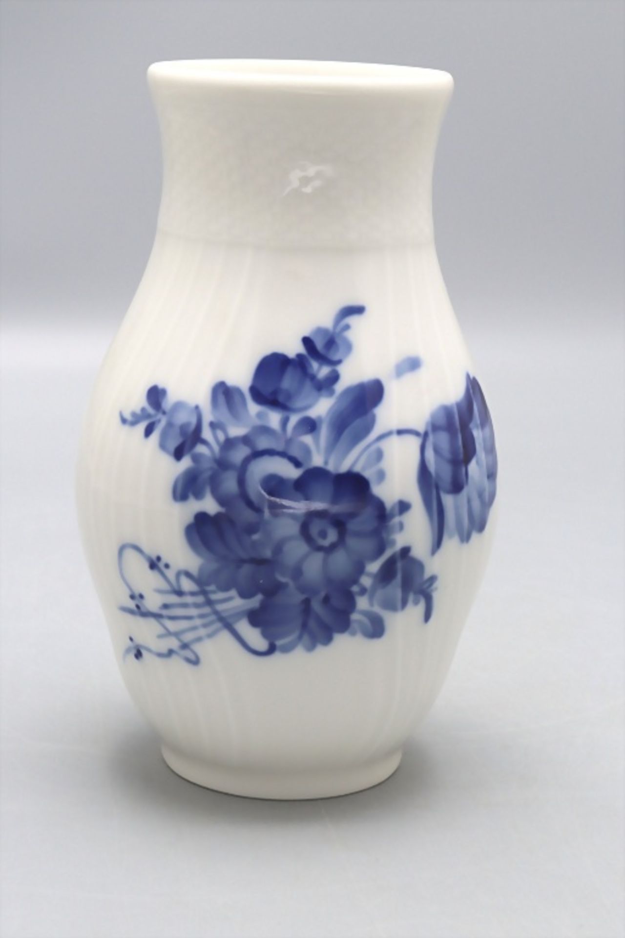 Vase 'Blaue Blume' / A vase with blue flower, Royal Copenhagen, 1969-1974 - Bild 2 aus 5