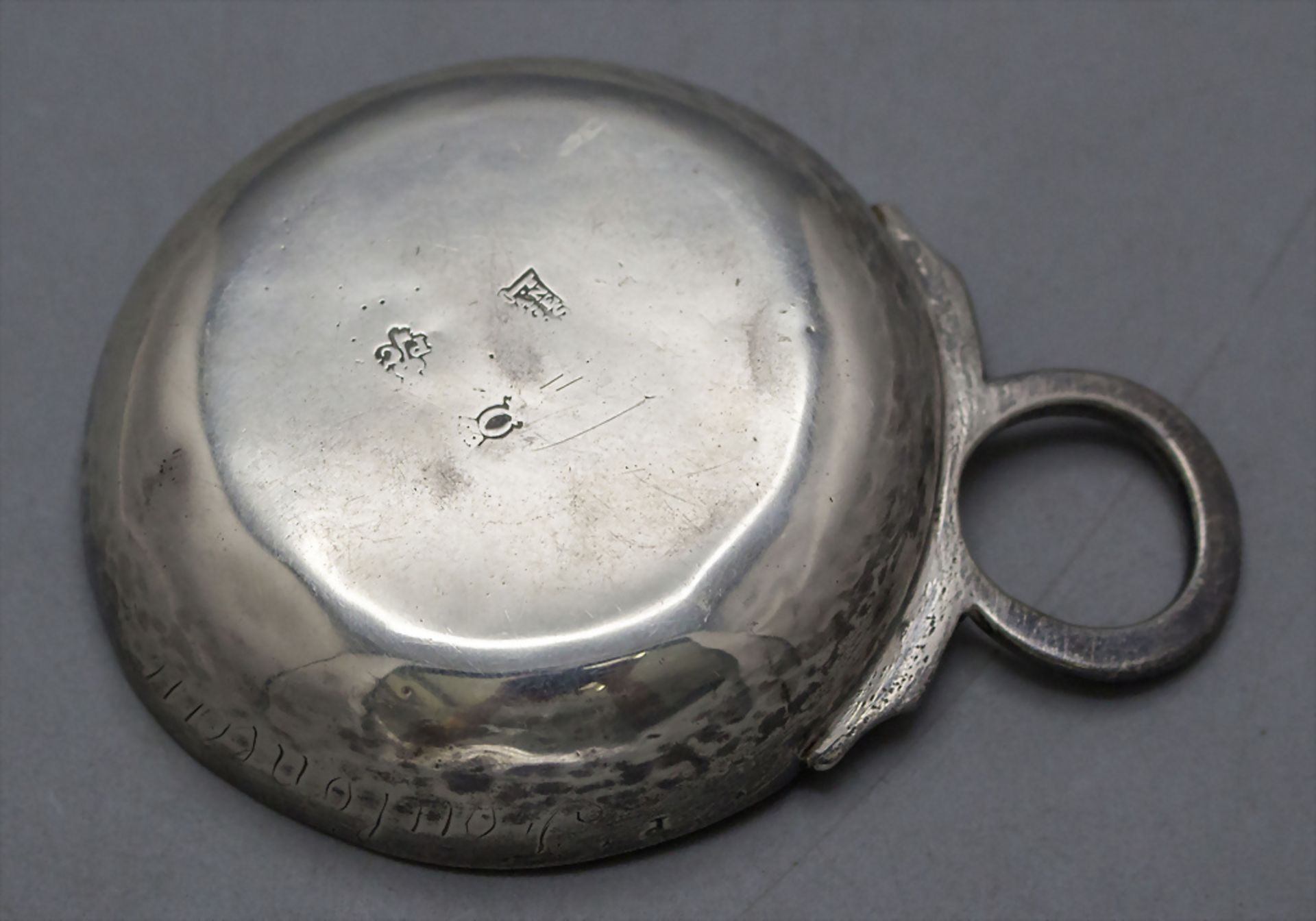 Branntweinschale / A silver wine tester / Tastevin en argent massif, Pierre Chesneau, Angers, ... - Image 3 of 6