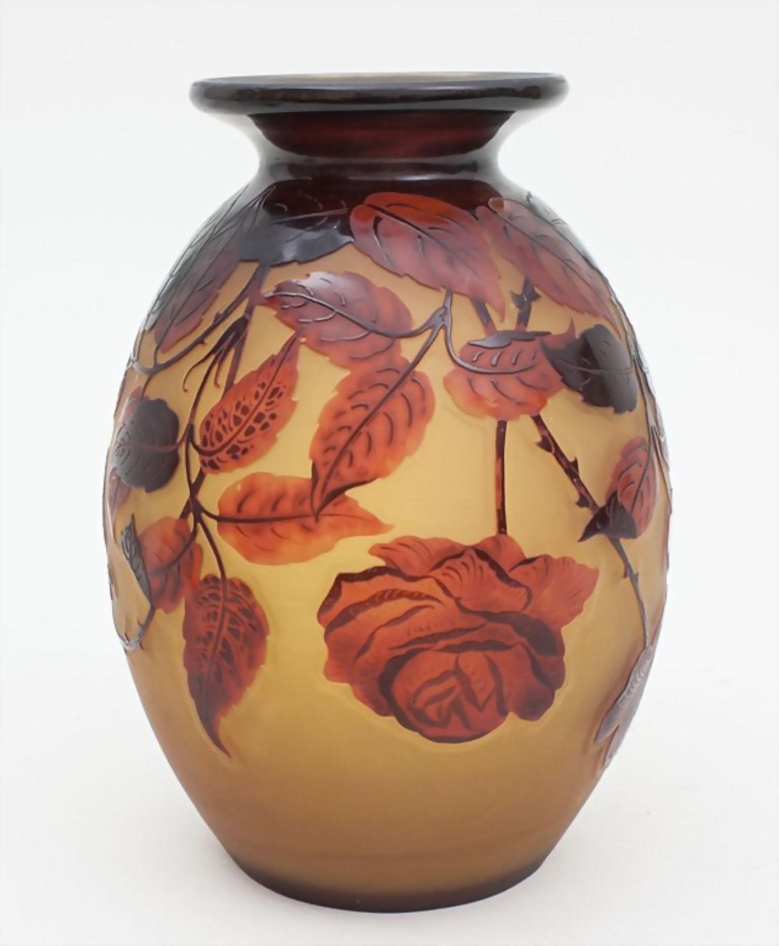 Jugendstil Vase mit Rosen / An Art Nouveau cameo glass vase with roses, wohl D'Argental, Ecole ...