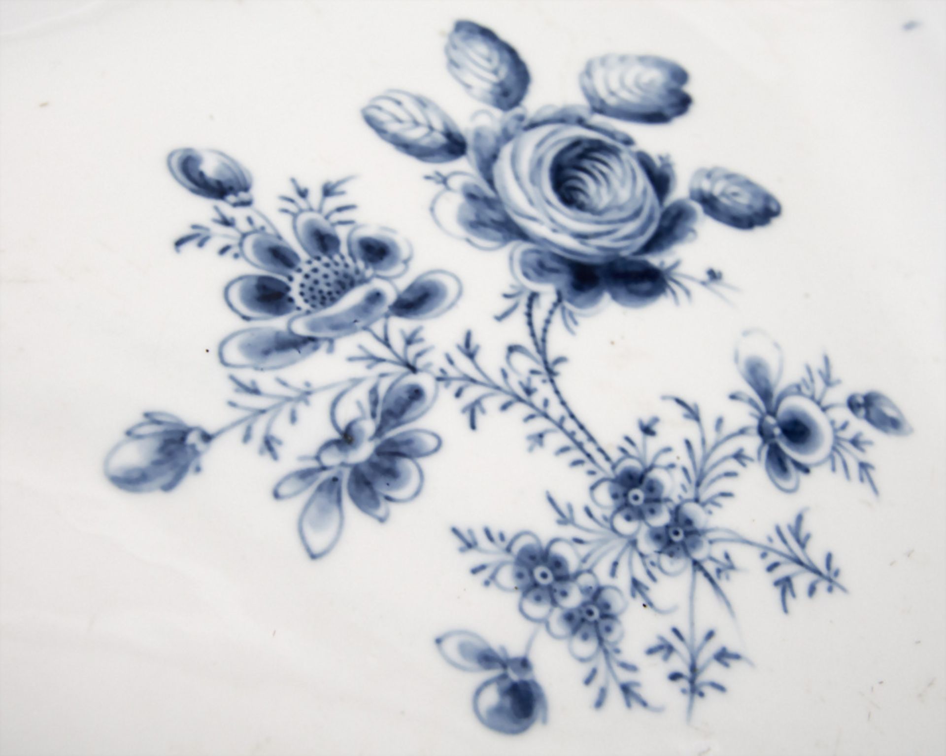 Frühe Porzellanplatte mit Blaumalerei / An early serving platter with blue flowers, wohl Royal ... - Image 5 of 5