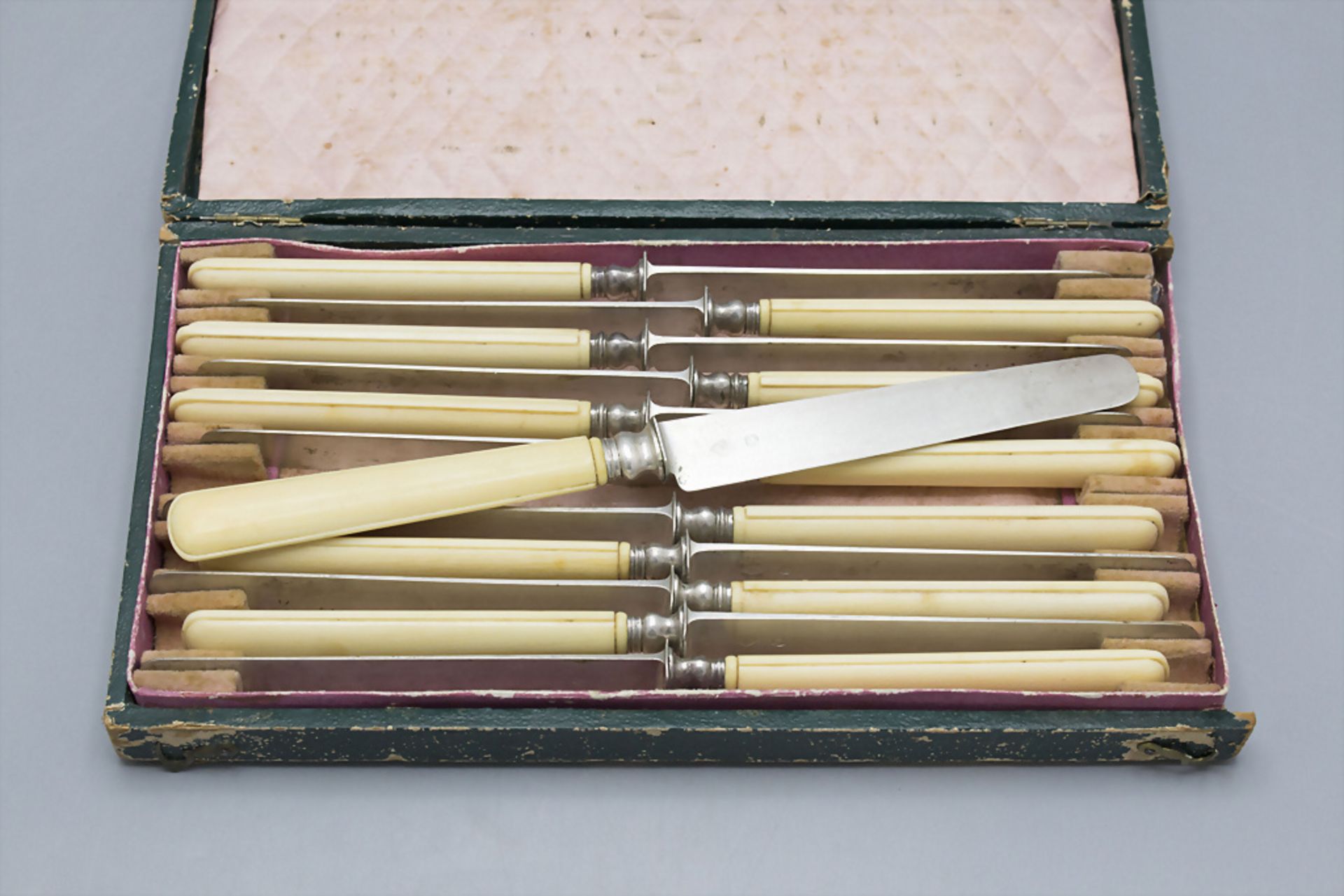 12 Obst-/Dessertmesser / 12 silver fruit/dessert knives with box, Louis Cochon, Paris, Ende 19. Jh.