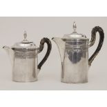 Paar Empire Chocolatieren / Schokoladenkannen / A pair of Empire silver hot chocolate jugs, ...