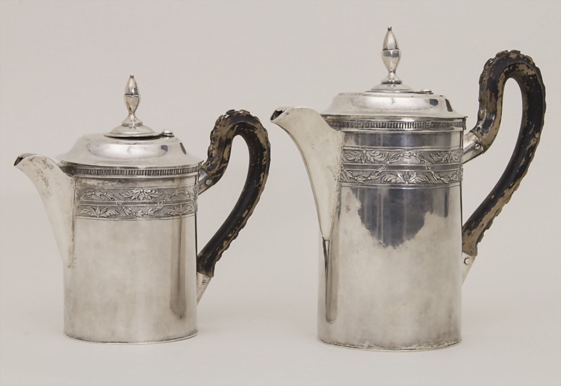 Paar Empire Chocolatieren / Schokoladenkannen / A pair of Empire silver hot chocolate jugs, ...