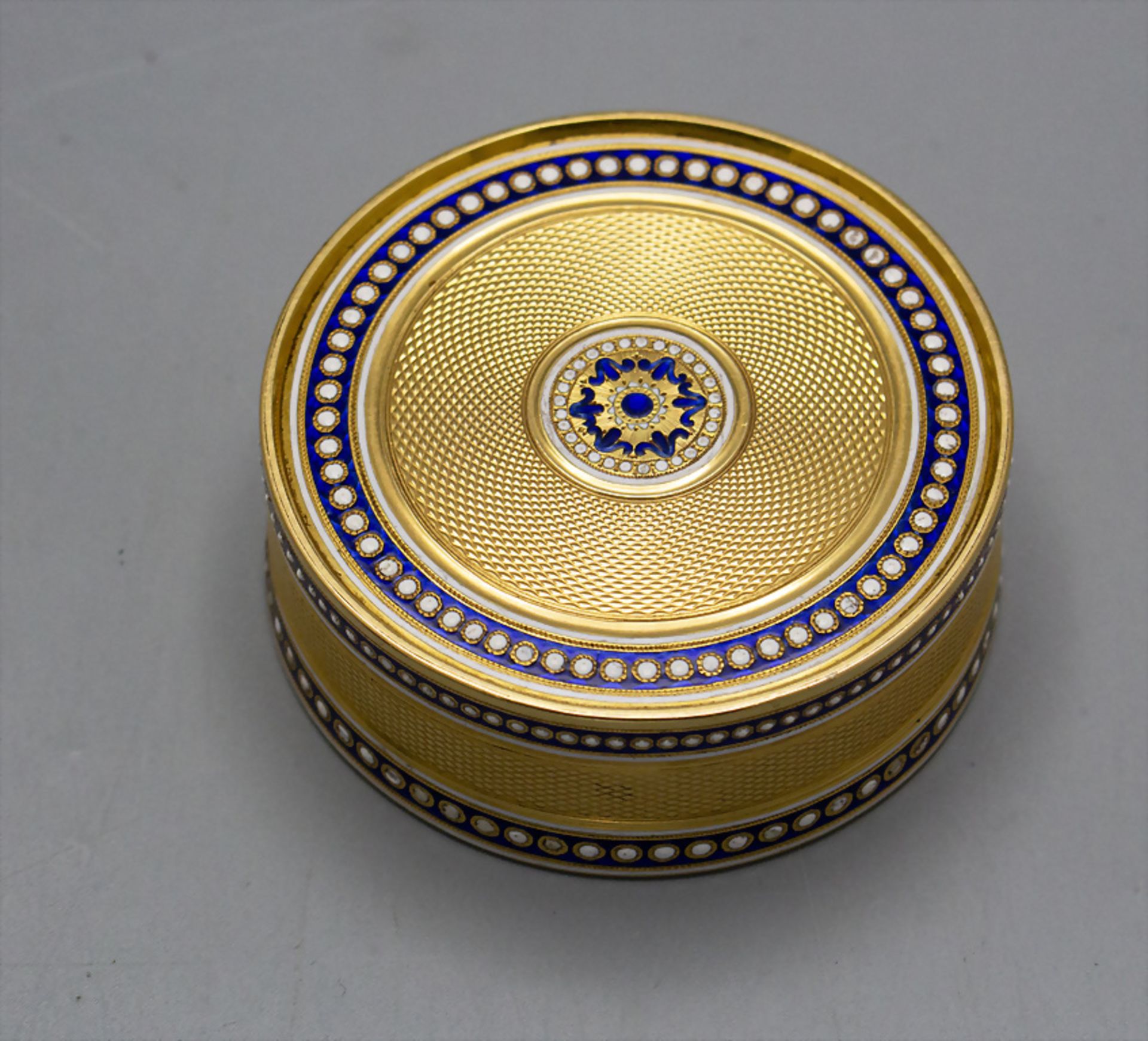 Runde Tabatiere mit Email / Schnupftabakdose / An 18 ct snuff box with enamel, Joseph-Etienne ... - Image 3 of 8