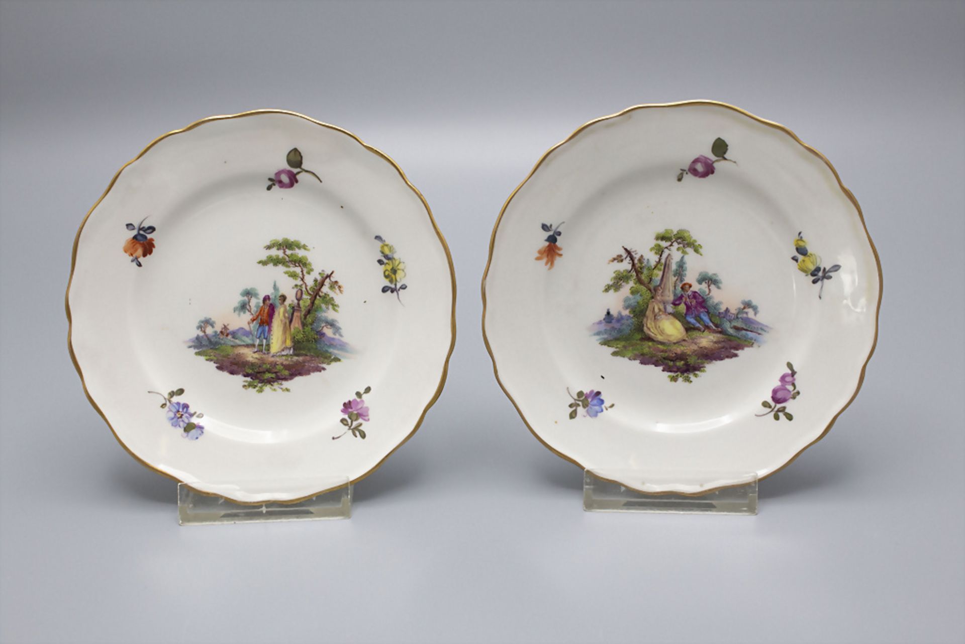Paar Butterteller mit Watteau-Szenen / A pair of butter plates with Watteau scenes, wohl ...