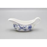 Kleine Butter-Sauciere mit Zwiebelmuster / A small butter sauce boat with onion pattern, ...