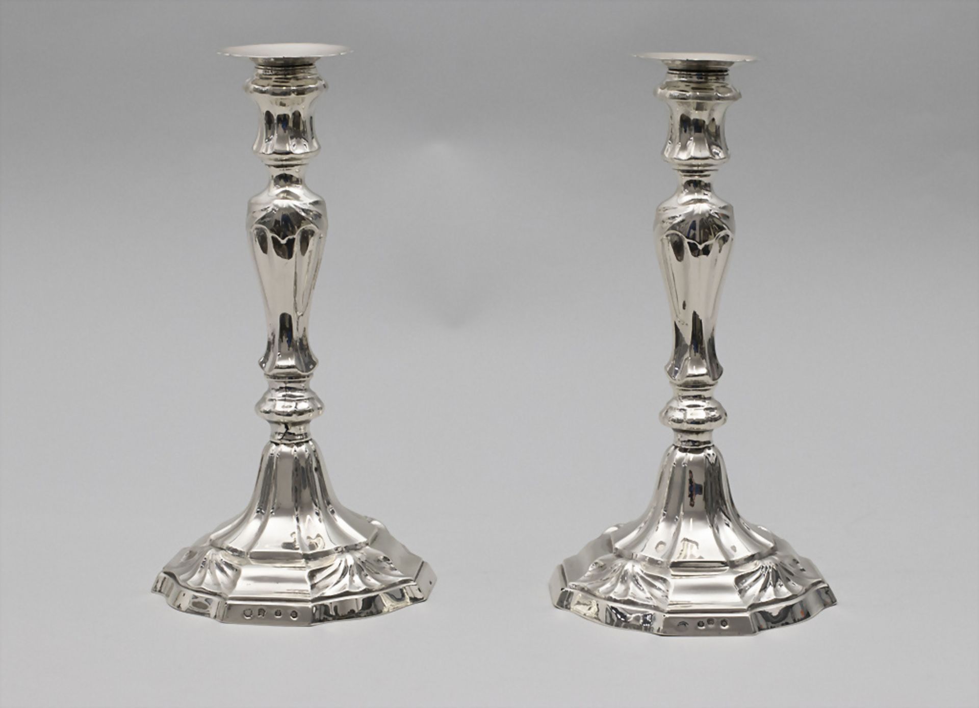 Paar Rokoko Silberleuchter / A pair of Rococo silver candlesticks, Mons, 1784