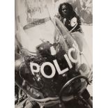 Fotografie Dennis Brown / A photograph of Dennis Brown with police motor cycle