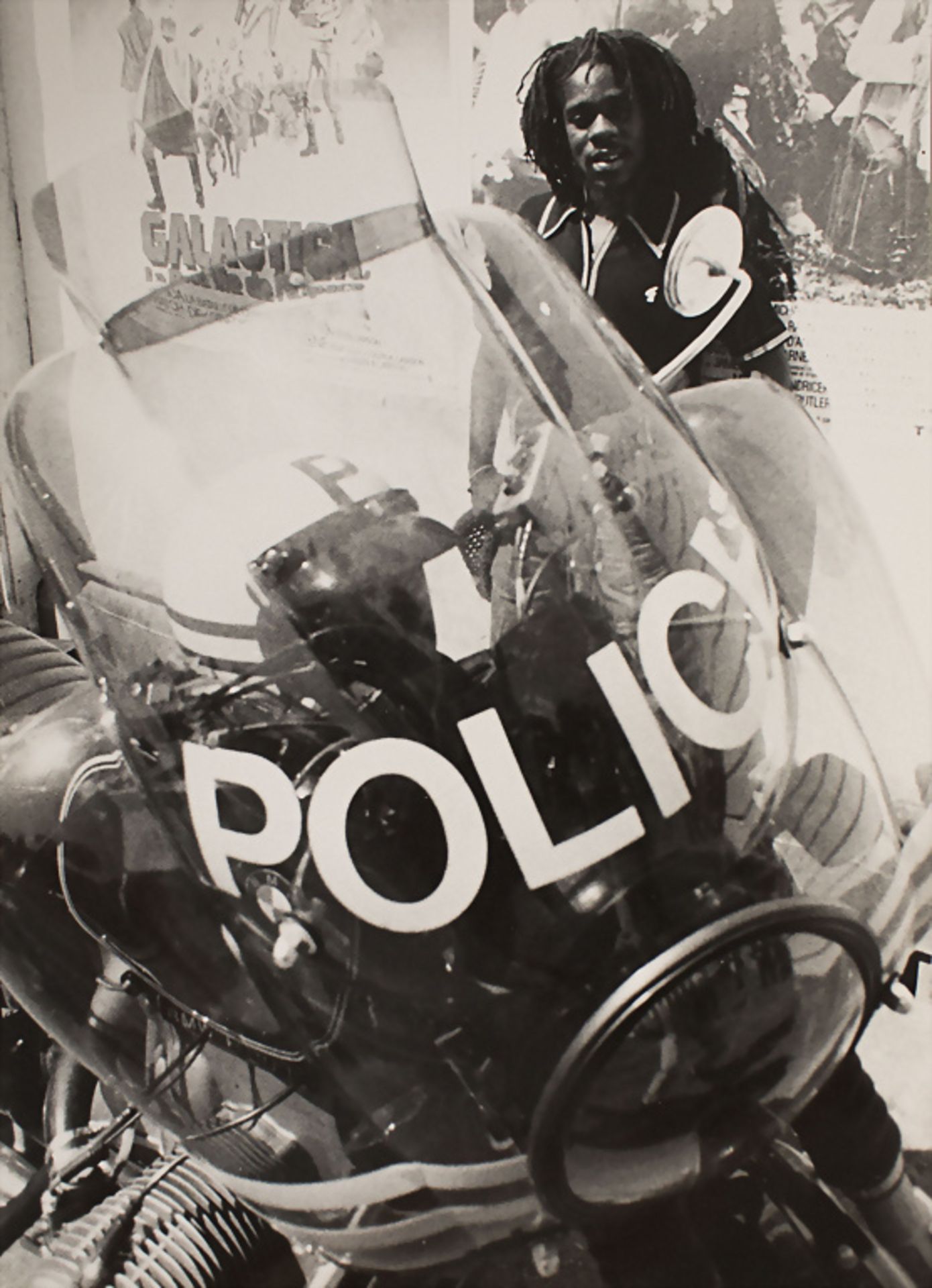 Fotografie Dennis Brown / A photograph of Dennis Brown with police motor cycle