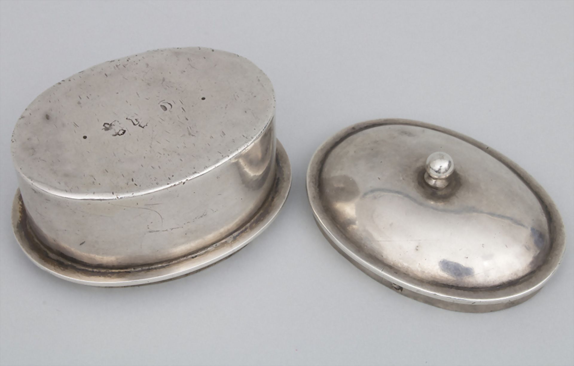 Kleine Deckeldose / A lidded silver box, Rennes, um 1780 - Image 4 of 6