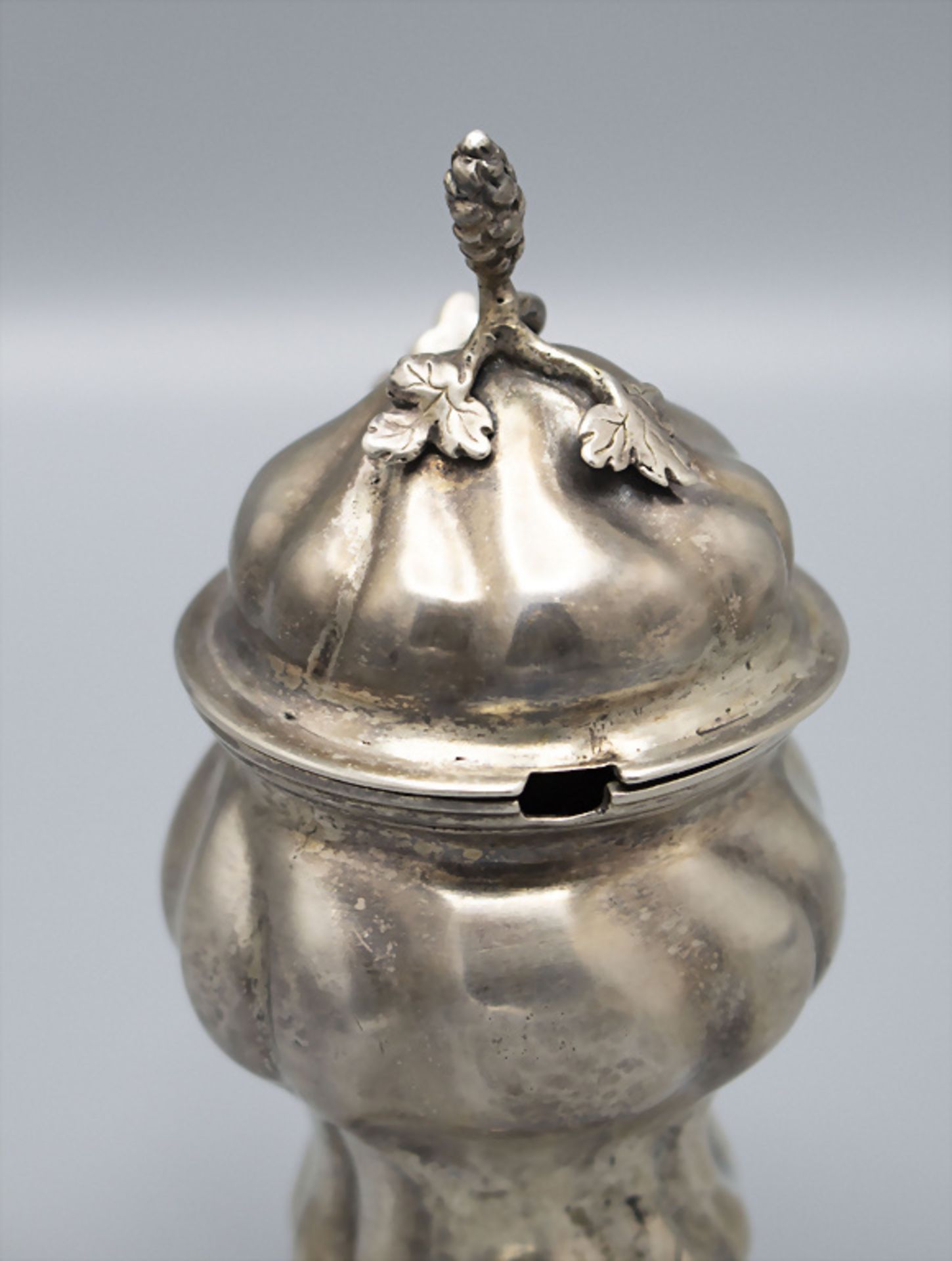 Senftopf / Moutardier en argent massif / A silver mustard pot, Johann Jacob Adam, Augsburg, ... - Bild 5 aus 7
