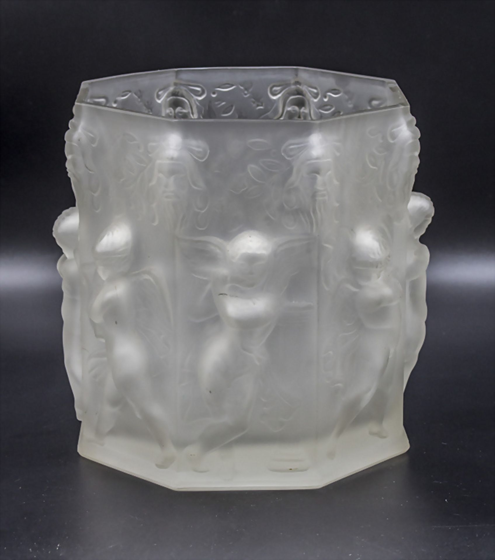 Große oktagonale Art Déco Vase mit Amoretten / A large octagonal Art Deco glass vase with ...