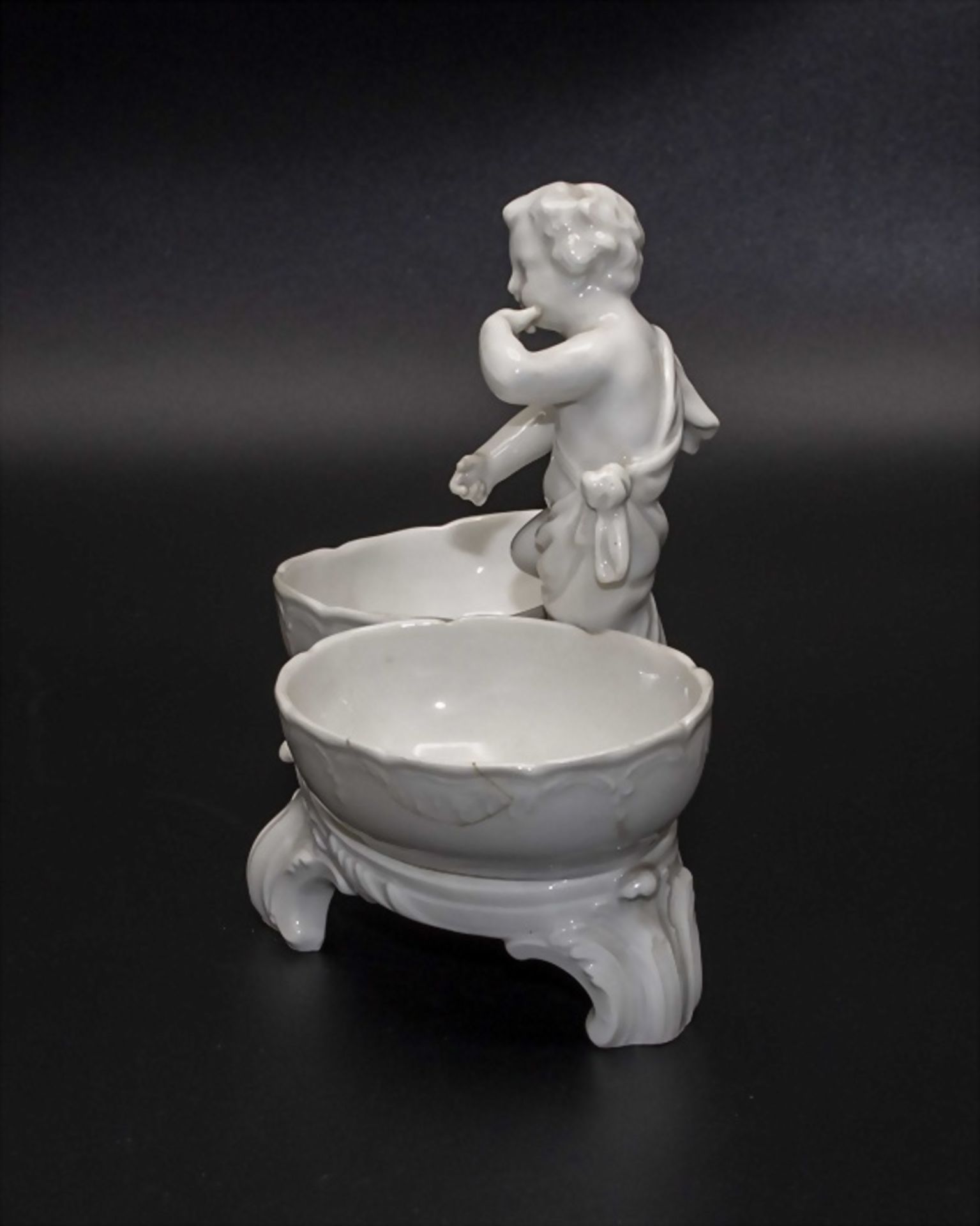 Putto 'Salzlecker' mit Doppelsaliere / A salt licking cherub with salt cellars, KPM Berlin, um 1800 - Bild 2 aus 5