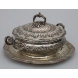 Legumier / Wöchnerinnenschüssel / A silver vegetable tureen with lining and cover, Paris, um 1900