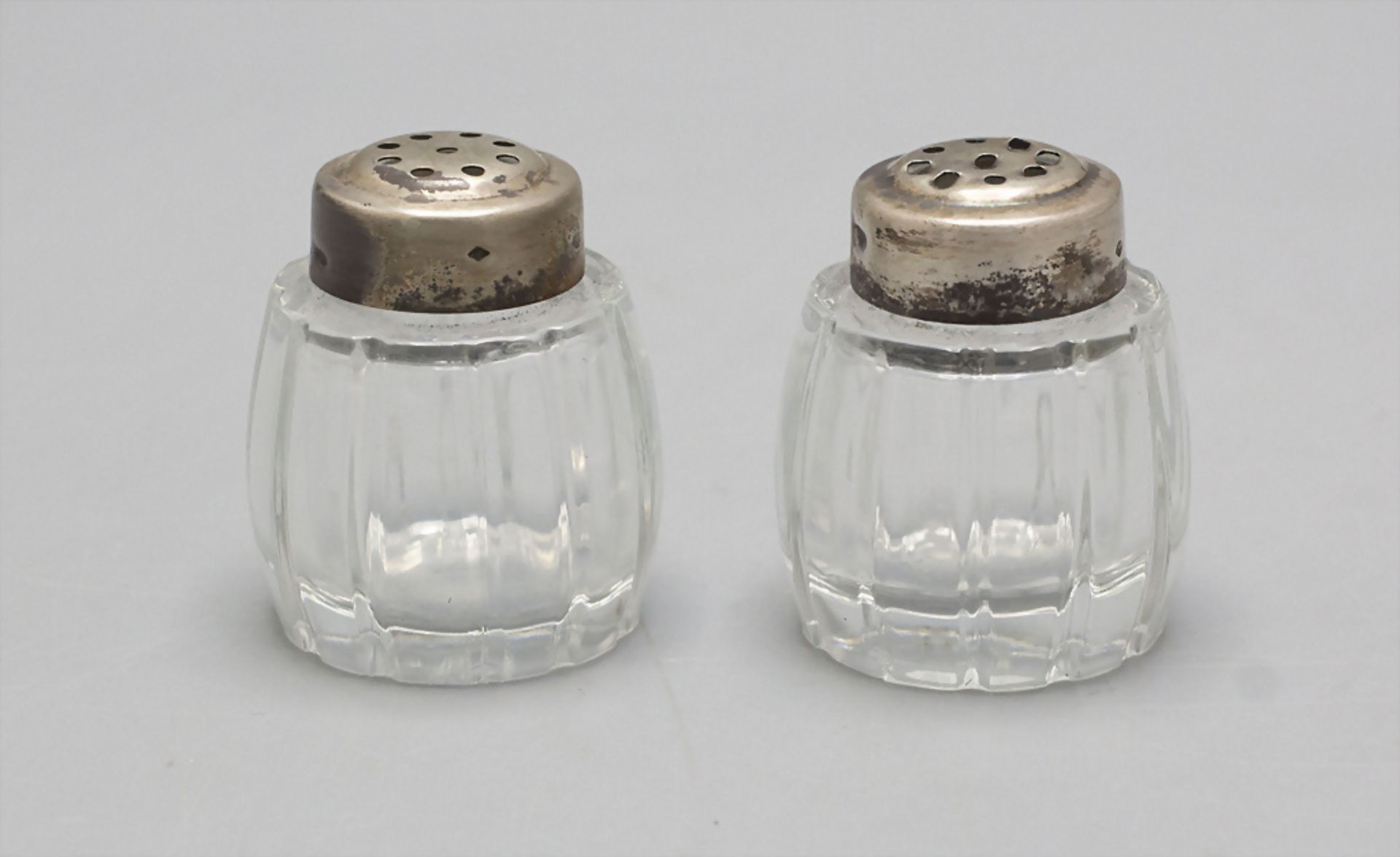 Paar Salzstreuer / A pair of glass salt cellars with silver mount, Frankreich, Mitte 20. Jh.