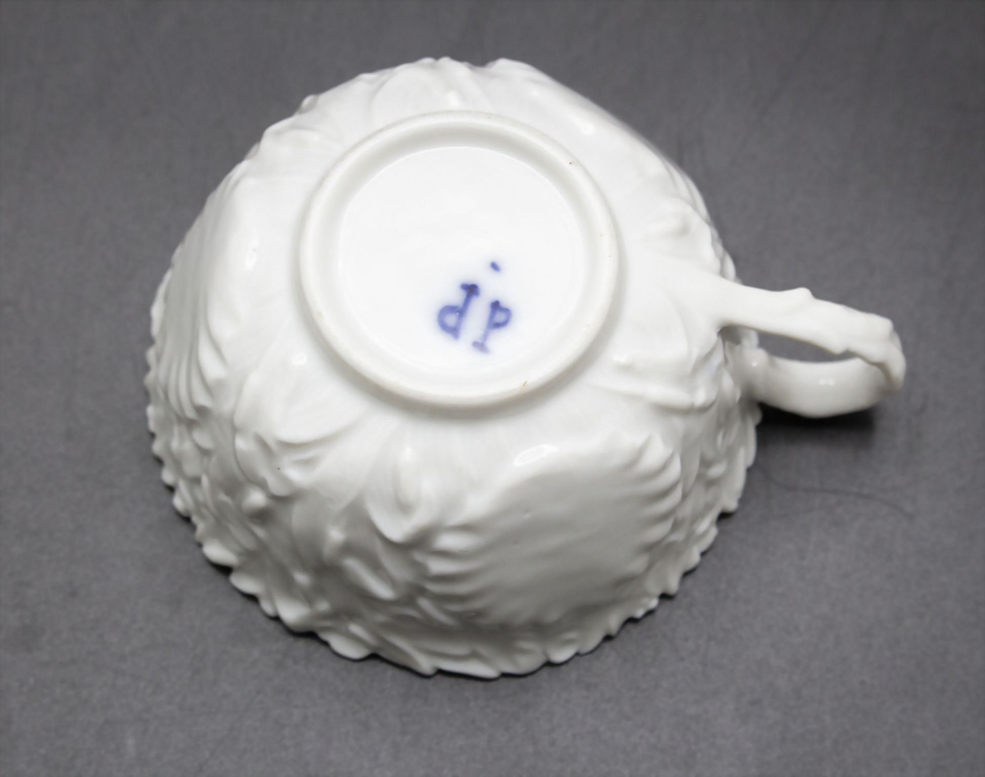 Tasse und UT mit Reliefdekor / A cup and saucer with relief, Jacob Petit (1796-1868), ... - Bild 5 aus 5