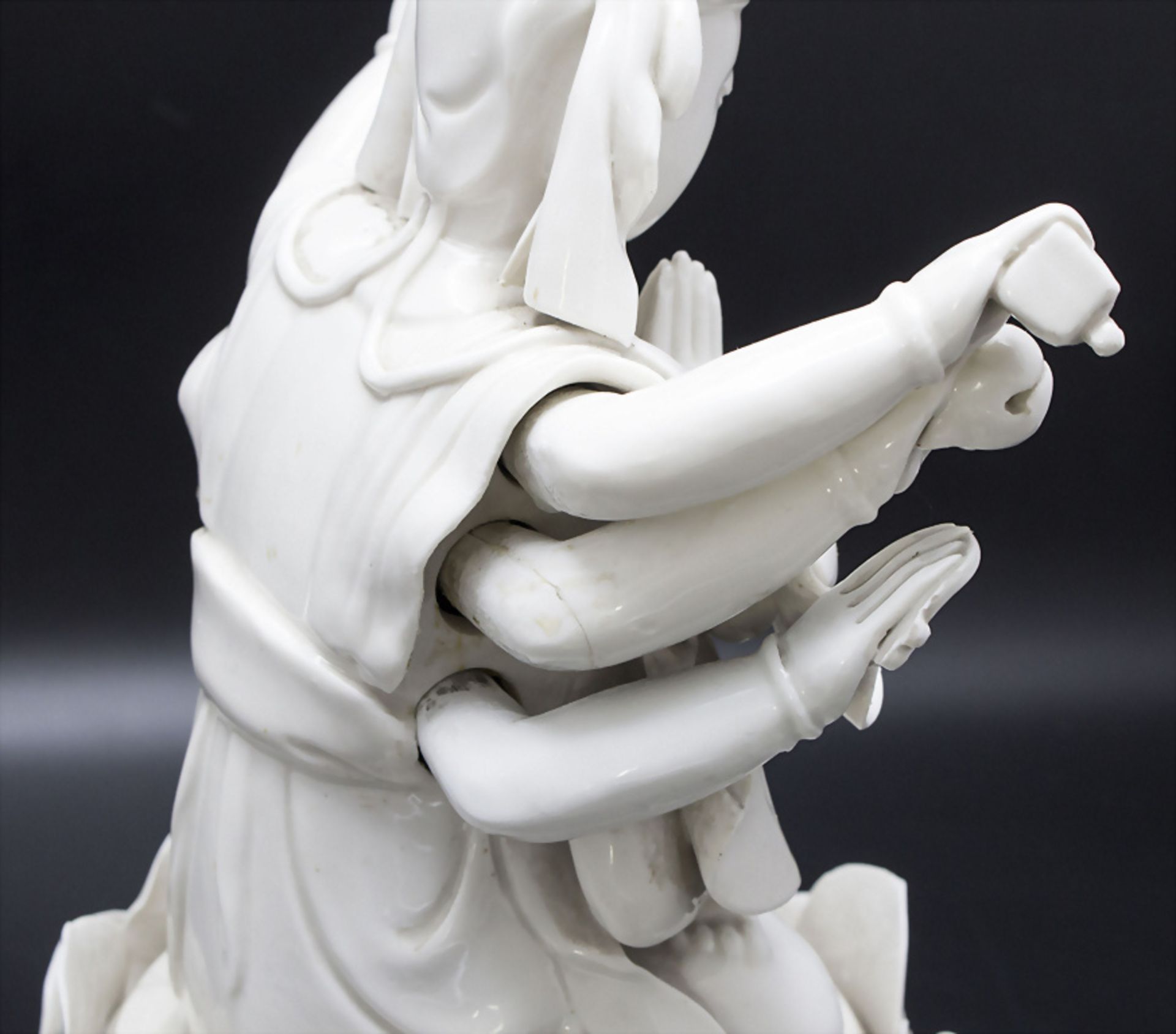 Zehn-armige Guanyin auf Lotosblütensockel / A ten-armed Guanyin on a lotus blossom base, Blanc ... - Image 6 of 6