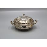 Wöchnerinnen-Deckelterrine / Ecuelle / A silver tureen, Christoph Saler II, Augsburg, um 1741-1743