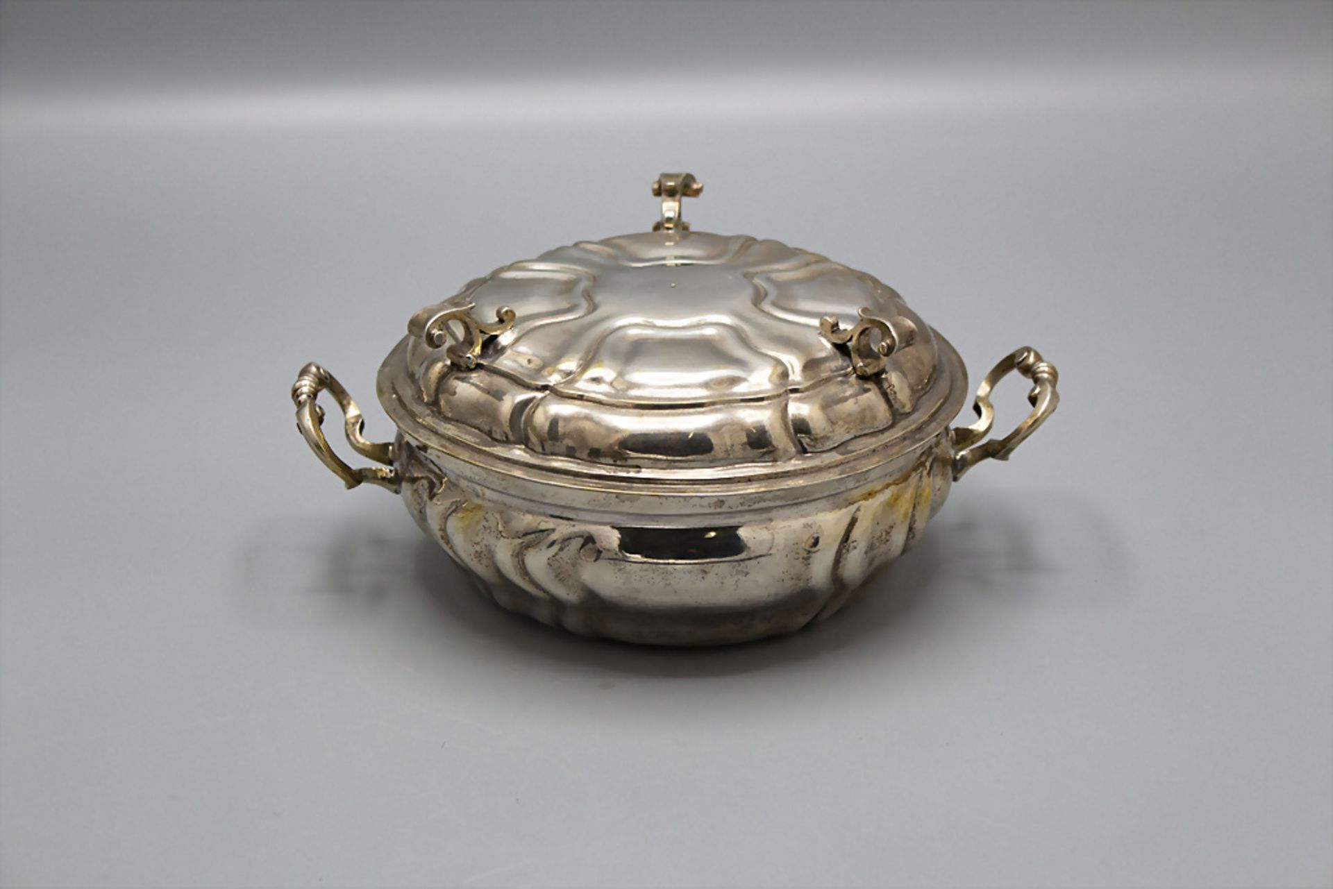 Wöchnerinnen-Deckelterrine / Ecuelle / A silver tureen, Christoph Saler II, Augsburg, um 1741-1743