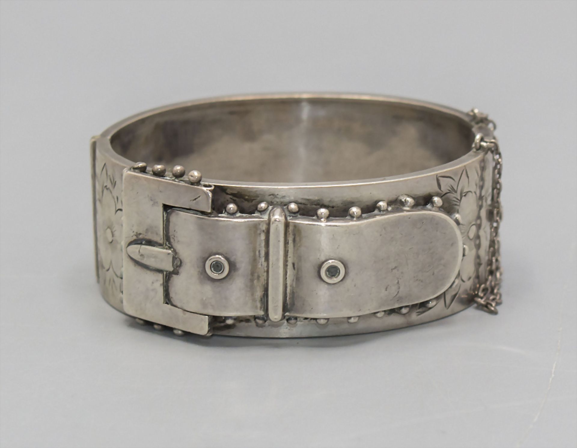 Breite Silber Armspange in Gürtelform / A silver belt shaped bangle, 19. Jh.