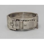 Breite Silber Armspange in Gürtelform / A silver belt shaped bangle, 19. Jh.