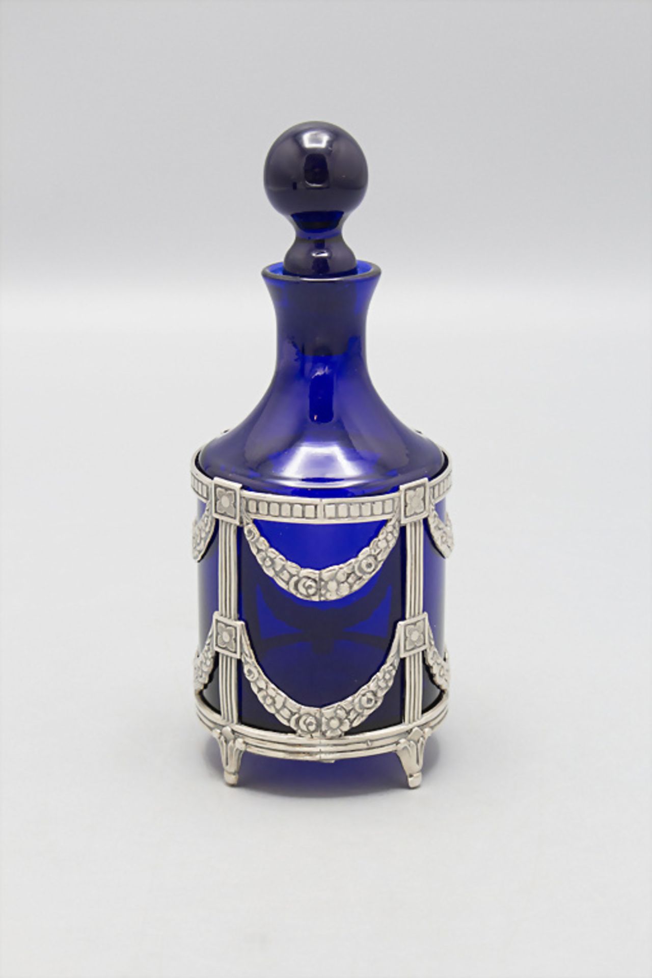 Essig- oder Ölfläschchen mit Silbermontur / An oil or vinegar glass bottle with silver mount, ...