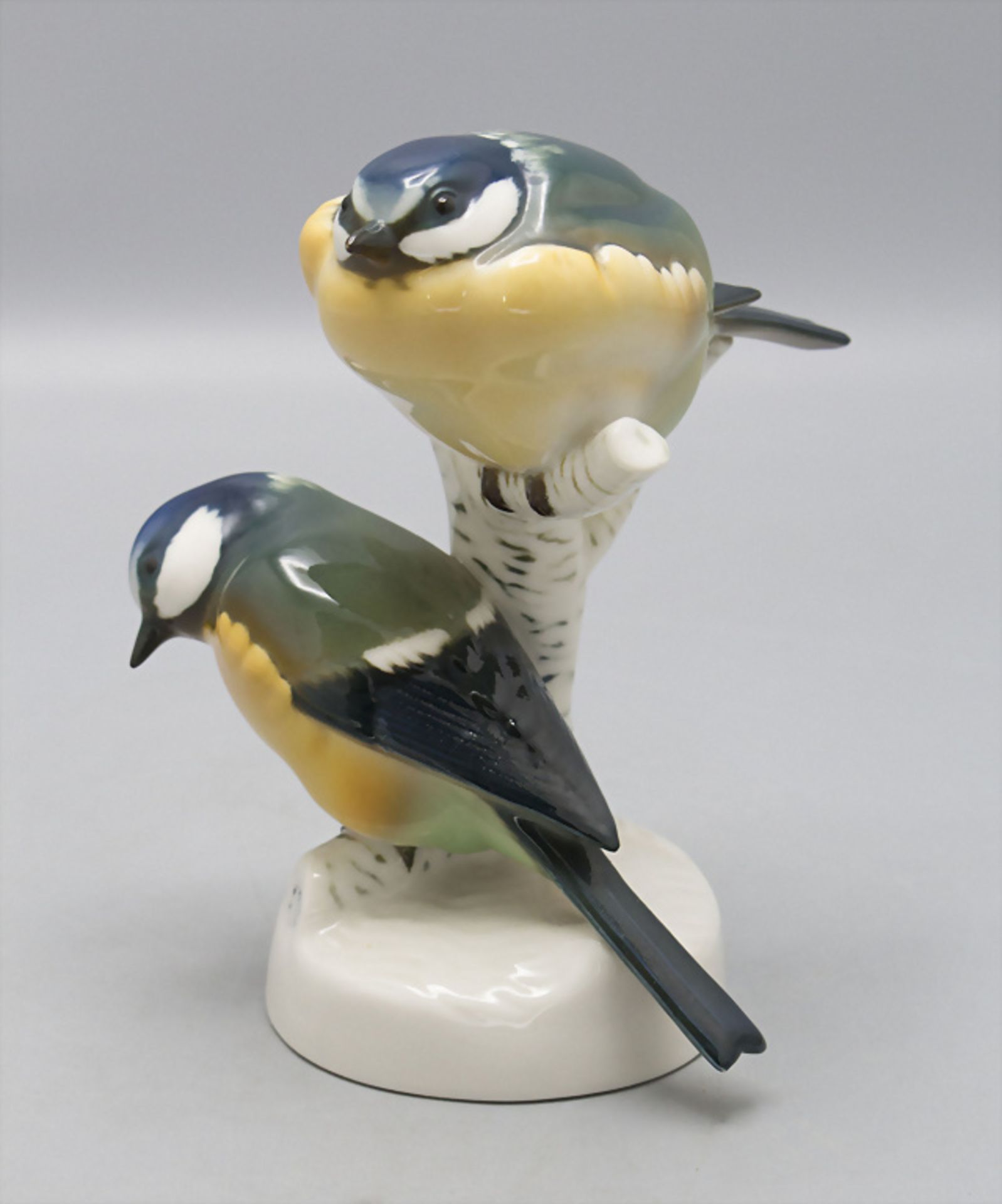 Vogelfigurengruppe 'Paar Blaumeisen auf Ast' / A bird group of two blue tits on a branch, ...