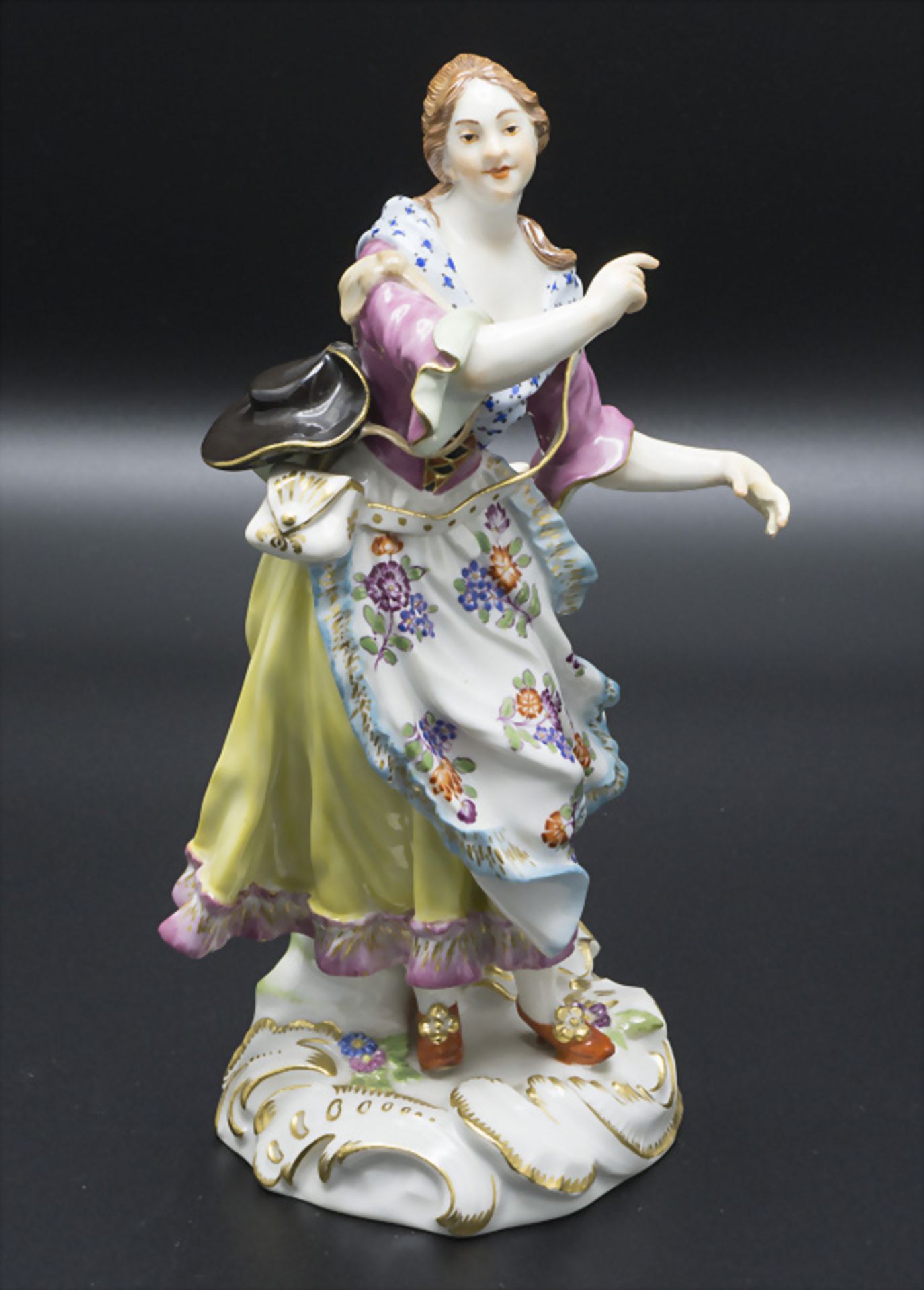 Schäferin mit Henkelkanne / Zierväschen / A figure of a shepherdess with a handled jug / ...