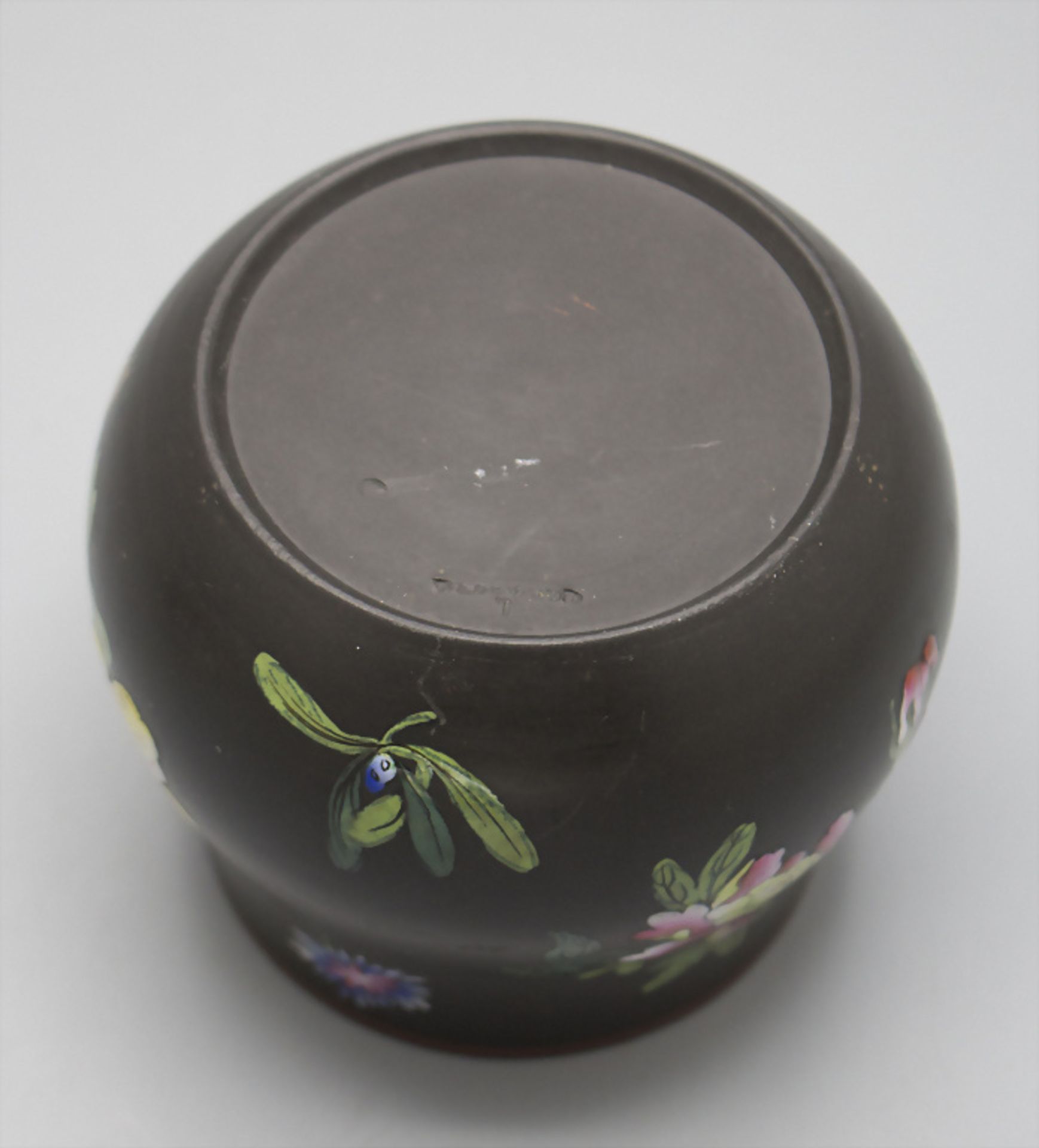 Black Basalt Vase 'Capri' / A black basalt ware vase with flowers, Wedgwood, um 1820 - Image 4 of 5