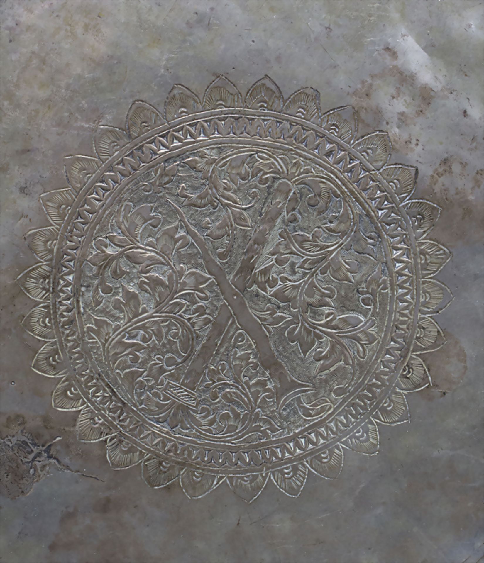 Silberplatte mit zwei gekreuzten Kris / A silver platter with two crossed kris, Südostasien, ... - Bild 2 aus 4