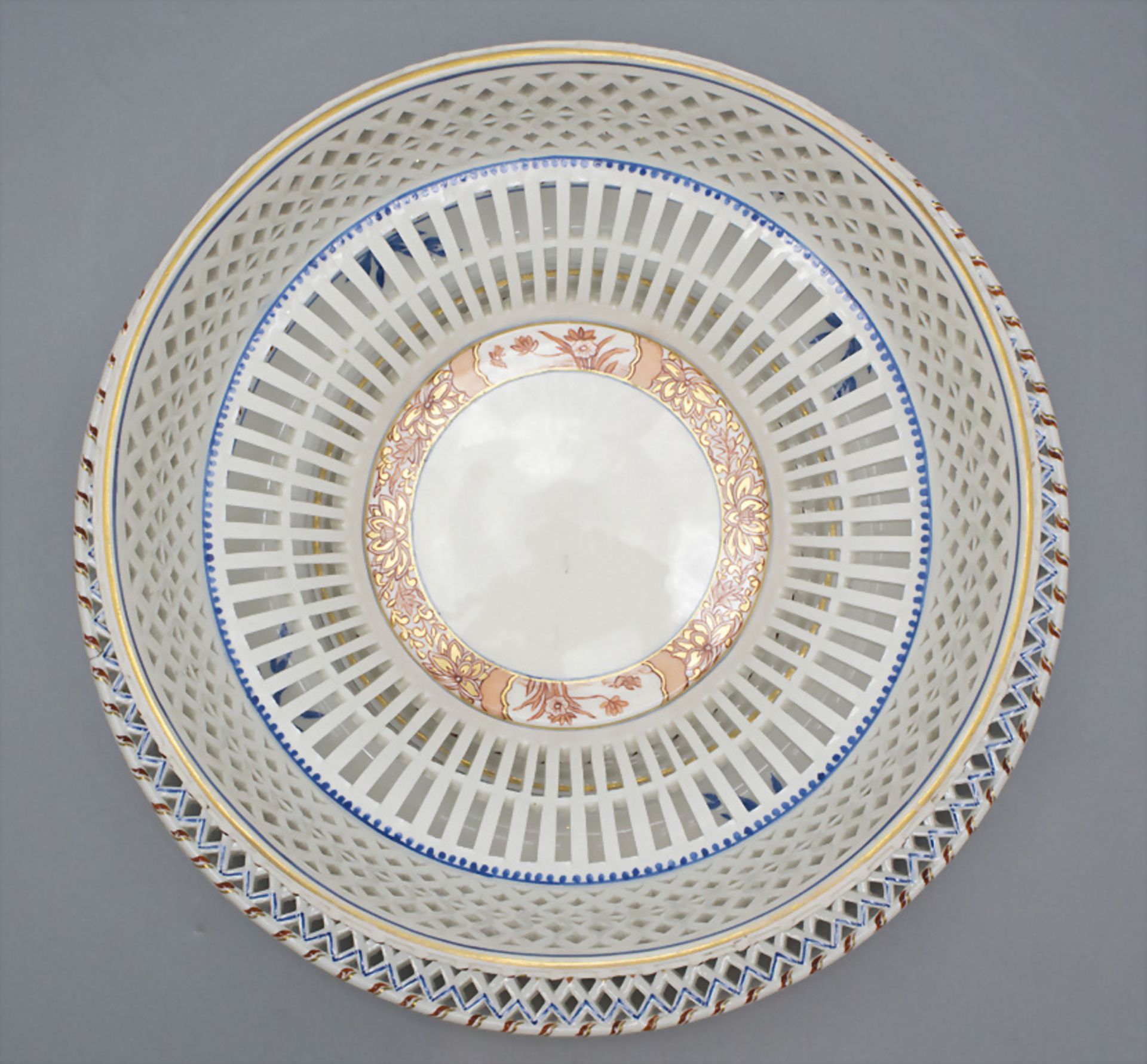 Filigrane Obstschale auf Presentoir / A delicate fruit bowl and plate, Wien, 1800 - Image 3 of 6