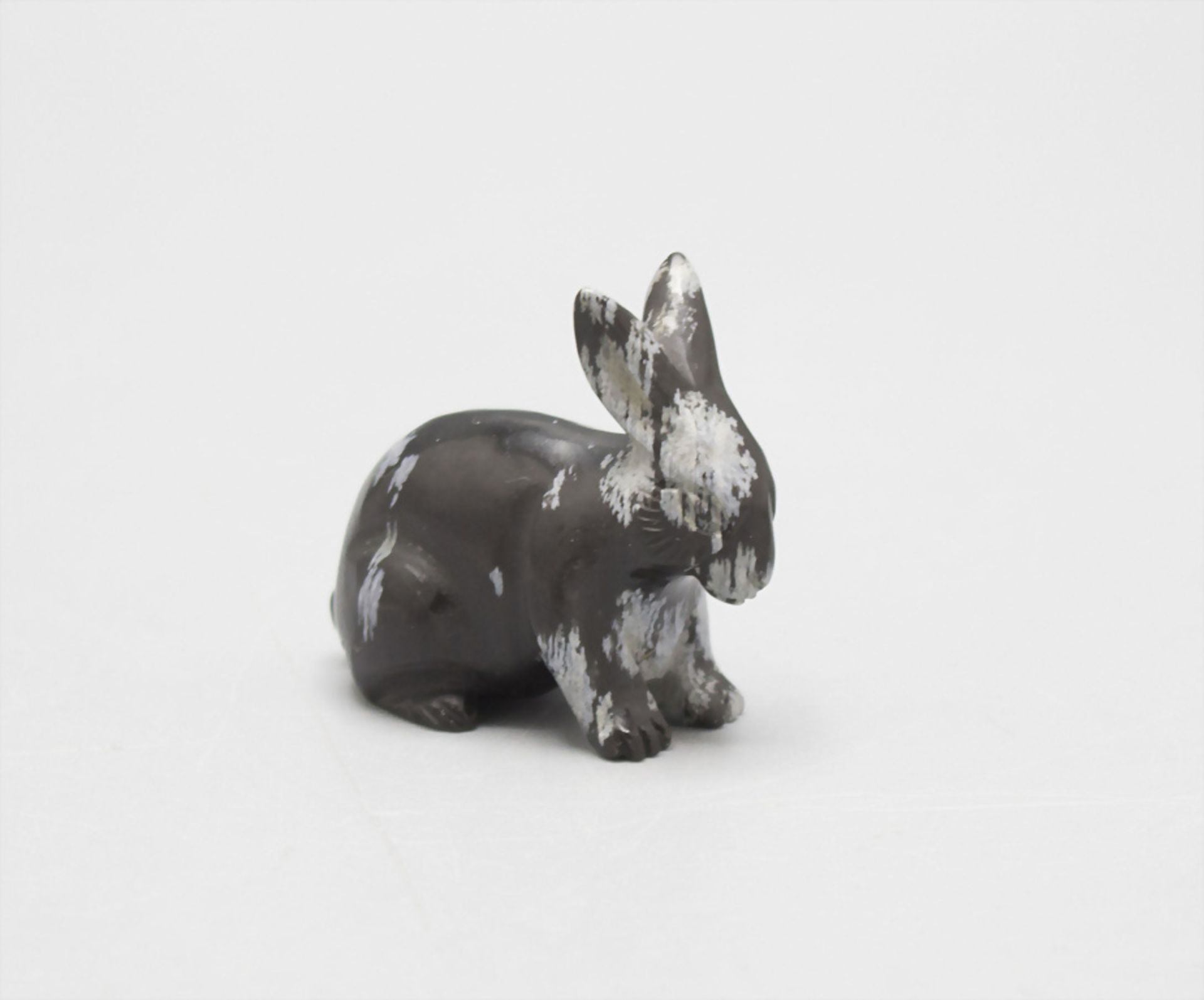 Miniatur Steinfigur 'Kaninchen' / A miniature carved stone rabbit, China, 20. Jh,