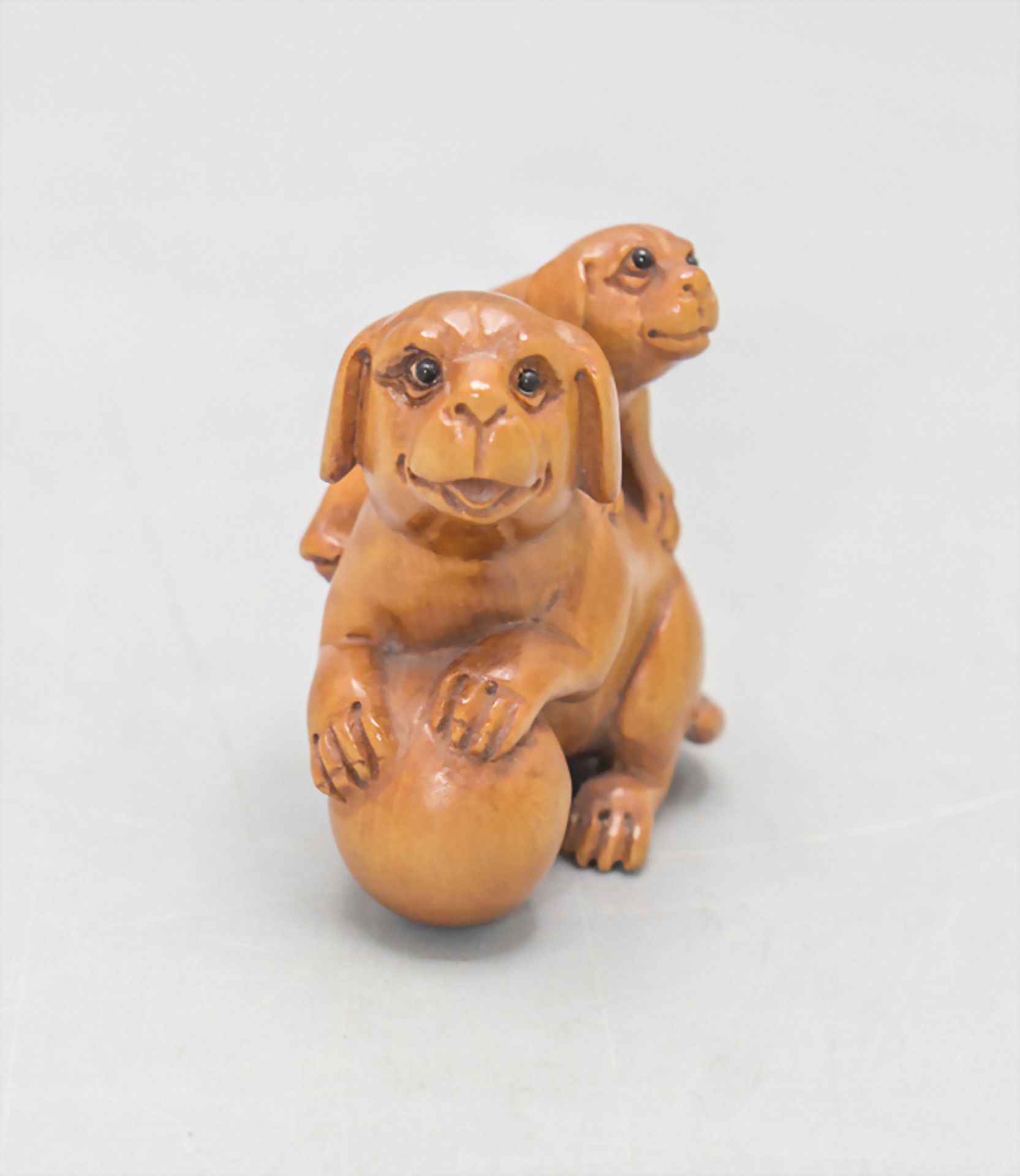 Netsuke 'Hündin mit Welpe' / A dog with a puppy, Japan, um 1900 - Bild 2 aus 5