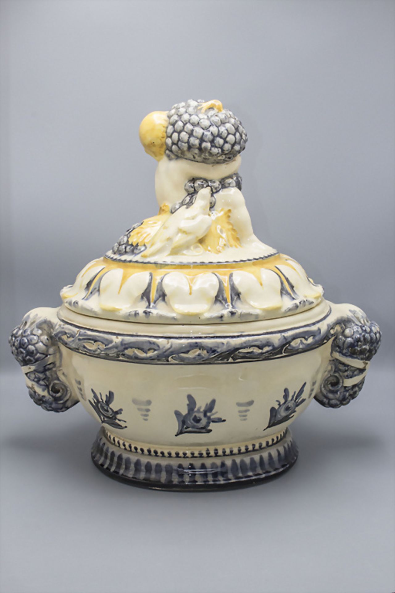 Wiener Deckelterrine / A lidded tureen in the style of Michael Powolny, Wien, um 1910 - Image 4 of 8