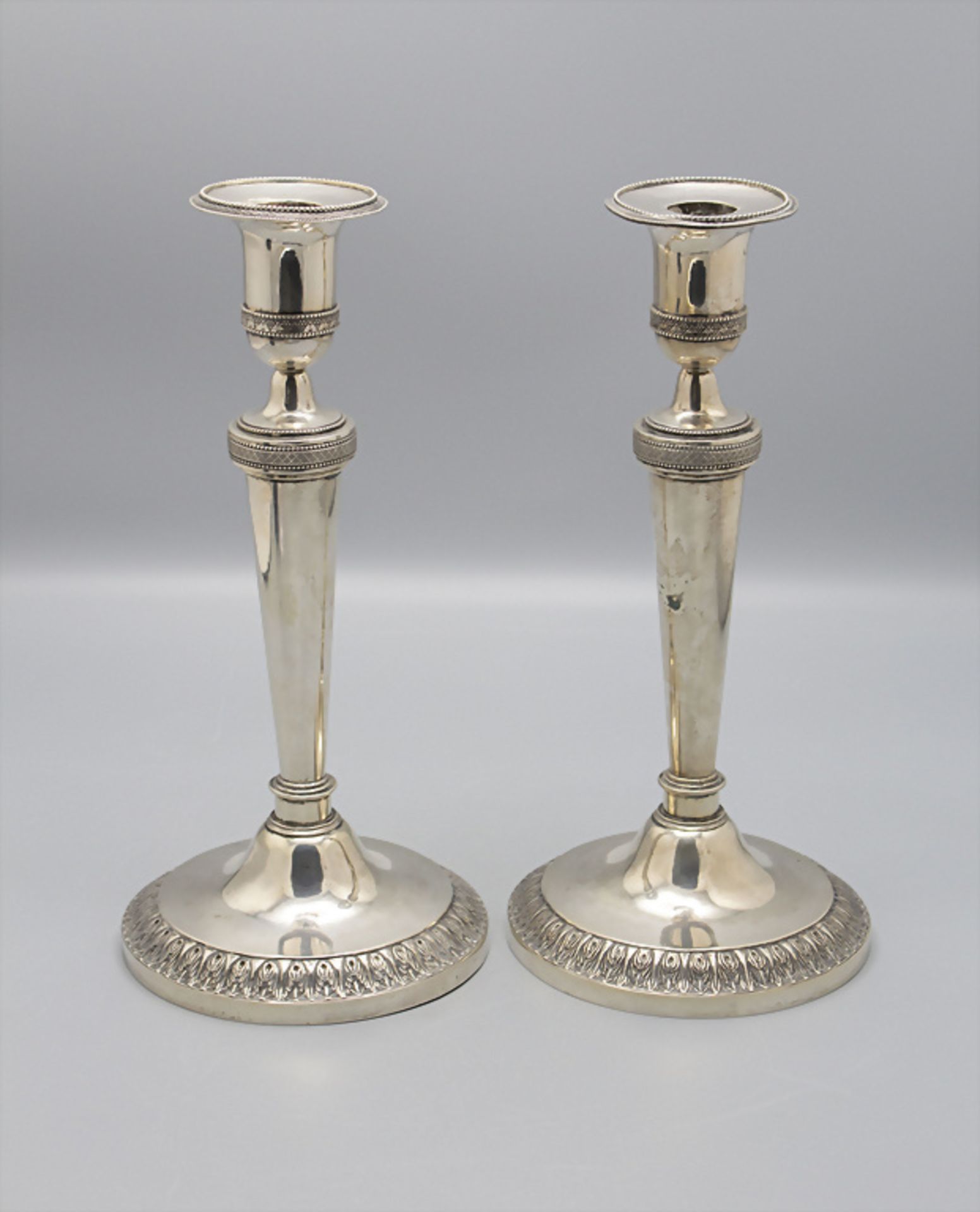 Paar Empire Kerzenleuchter / A pair of Empire silver candlesticks, Belgien, um 1800