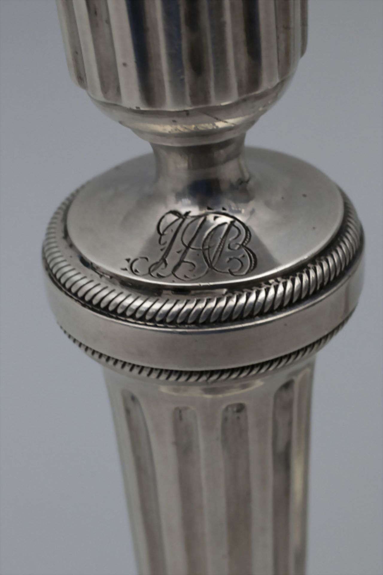 Paar Louis-Seize Kerzenleuchter / Paire de bougeoirs en argent massif, Denys Franckson, Paris, 1787 - Bild 4 aus 10