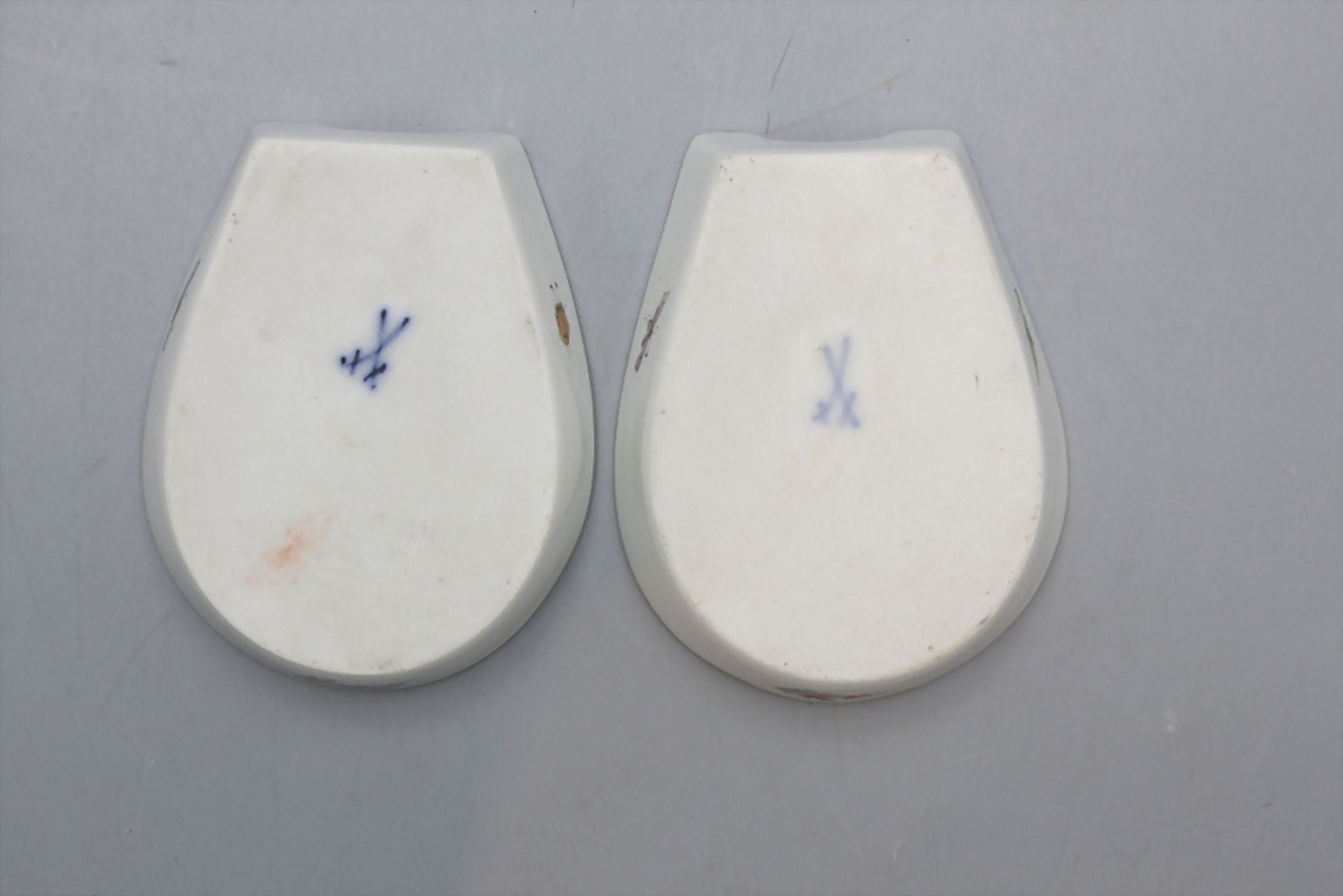 Paar Ascher oder Löffelablagen mit Insekten- und Blumenmalerei / Two ashtrays or spoon rests ... - Image 2 of 3