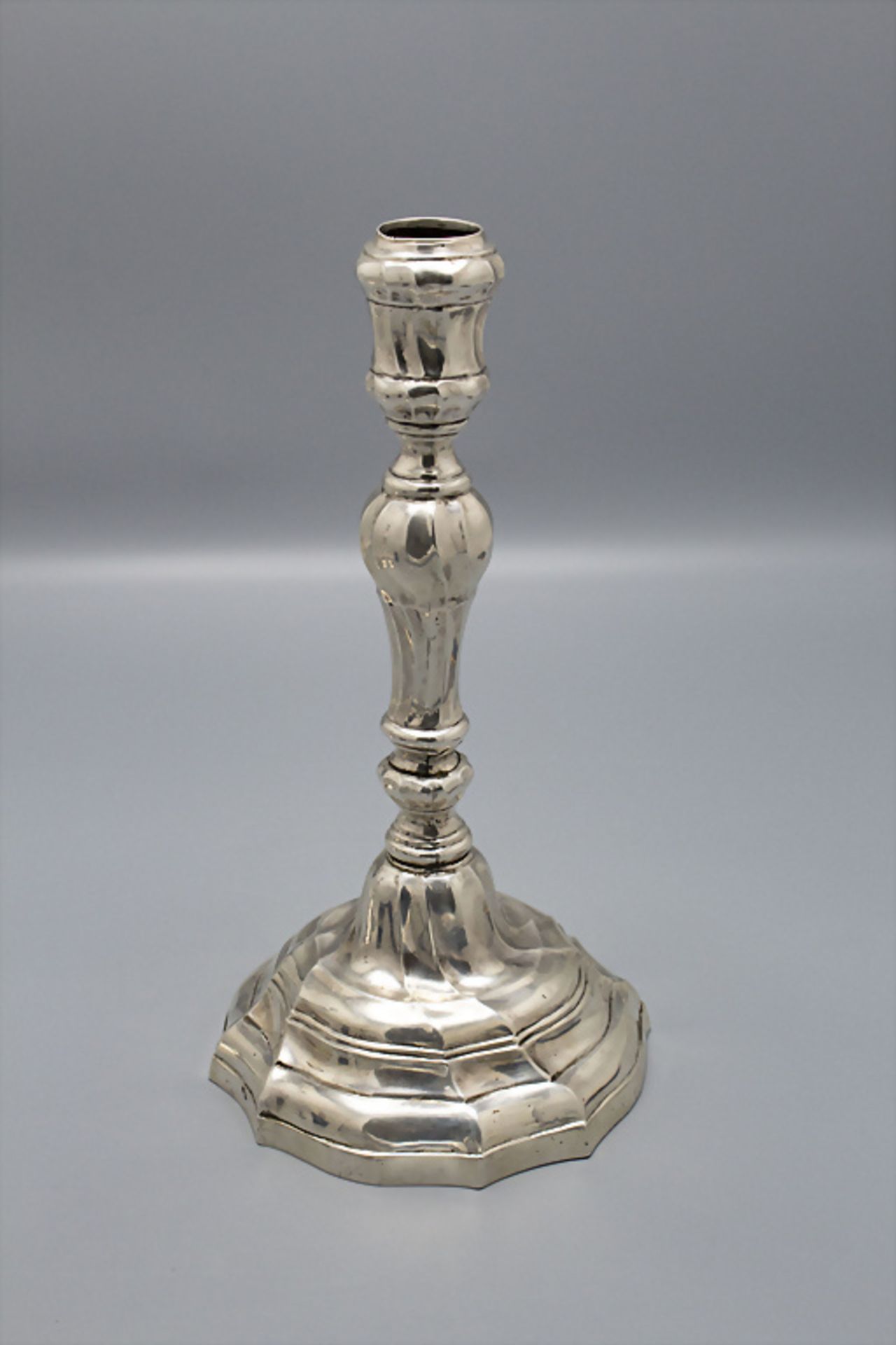 Rokoko Kerzenleuchter / A silver Rococo candlestick, wohl Johann Soehlcke, Hannover, um 1765