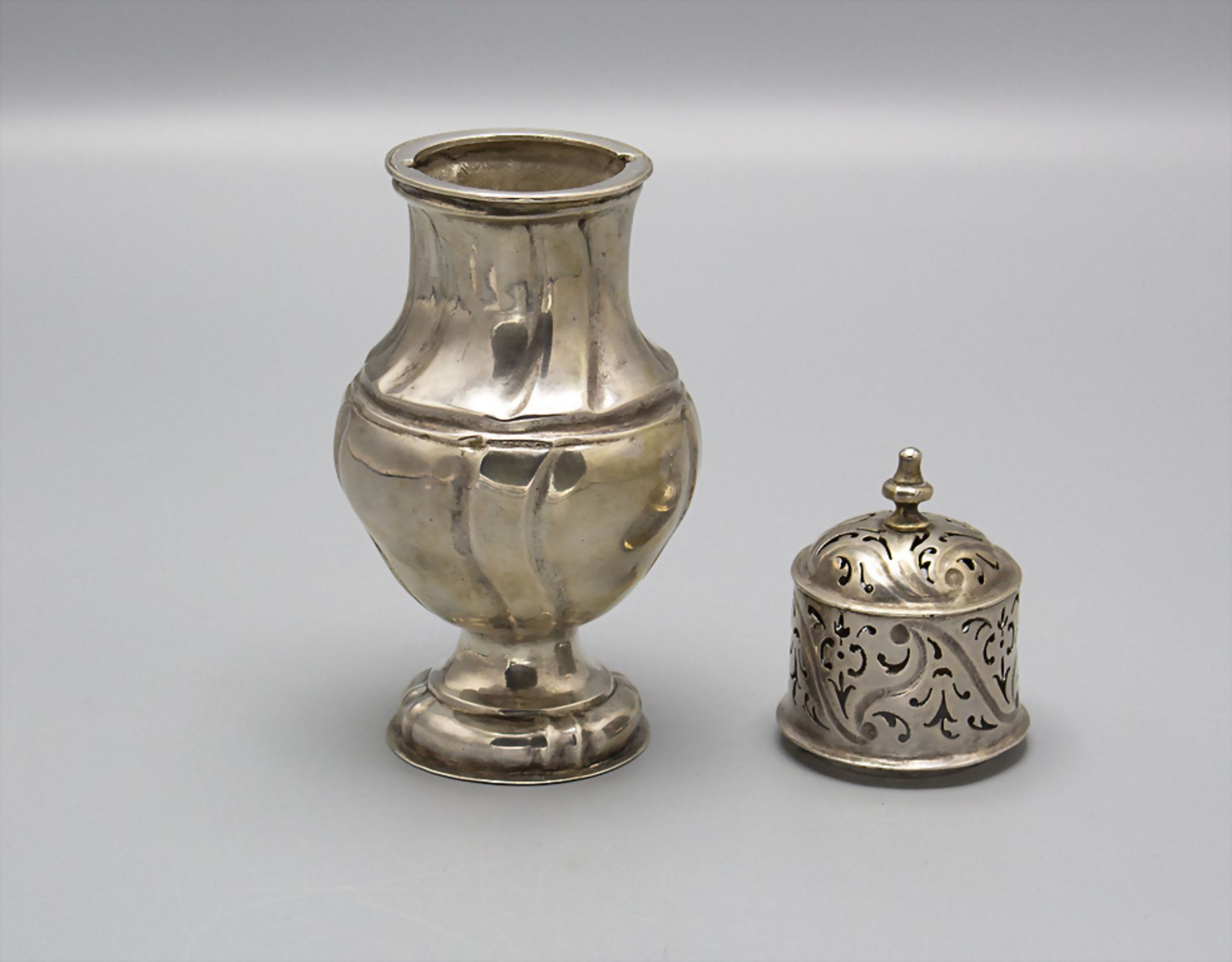 Barock Zuckerstreuer / A Baroque silver sugar caster, Lorenz I Betz, Augsburg, 1737-1739 - Bild 2 aus 5